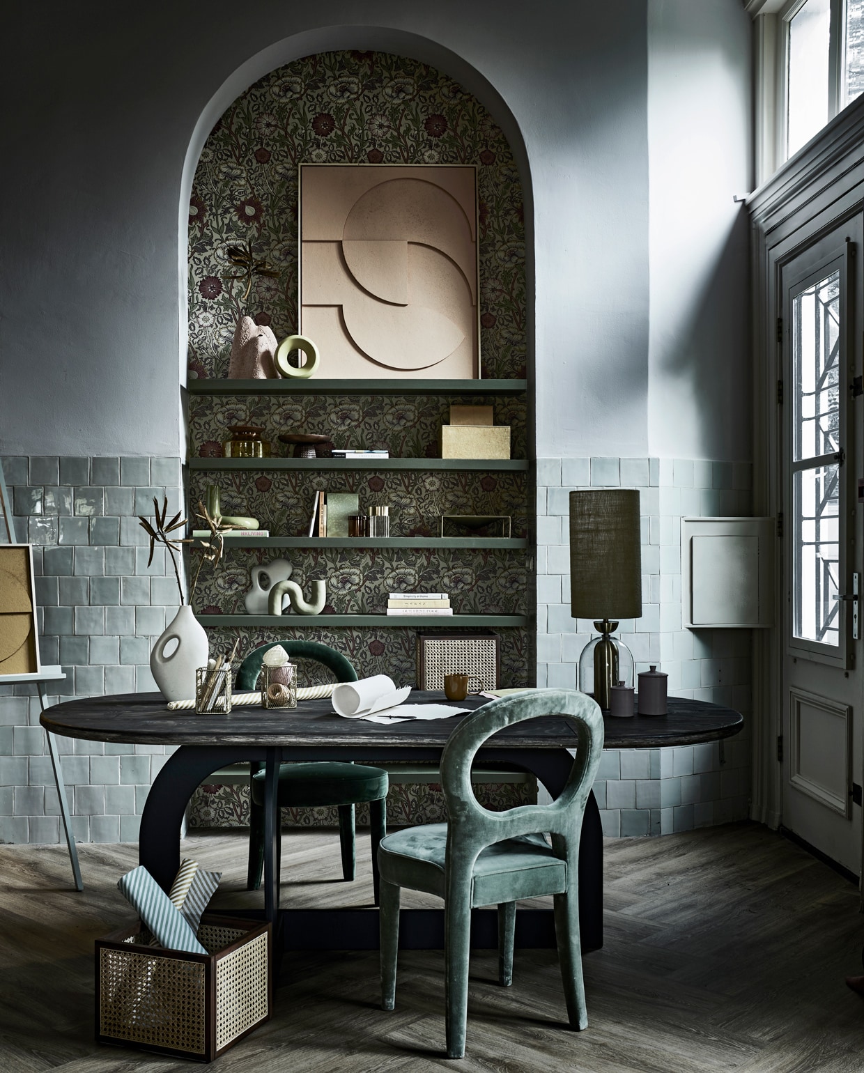 Schildersezel, eettafel maatwerk prijs op aanvraag (com-anders.nl). Groene stoelen per stuk € 3086,-, goudkleurige vorm in kast € 90,-, roze vaas linksboven € 352,- (covanderhorst.nl). Lampenkap met voet € 135,95, velours box, set van drie € 125,- (nordal.eu). Goudkleurige bakjes op tafel € 7,99, witte vaas op tafel € 29,99, houten boxen op grond en in kast per stuk € 39,99, witte sculptuur achter in kast € 29,99, touw in drie kleuren in bakje per stuk prijs op aanvraag (hm.com). Ronde groene vaas € 34,95, roze schilderij, 83×103 cm (bxl) € 625,-, groene vaas op derde plank links € 39,95, groene vaas met slangvorm op vierde plank € 39,95, geel schilderij op ezel, 43×53 cm (bxl) € 329,-, groen vierkant vaasje waar boeken tegen aan staan € 29,95 (hkliving.nl). Glazen box met houten deksel €150,-, houten plateau in kast vanaf € 144, bruine glazen pot € 20,-, glazen pot met goudkleurige deksel € 430,- (homestede.nl). Papier met streep per stuk 50×70 cm (bxl) € 3,50 (vliegerpapier.nl). Behang pink &amp; rose van Morris &amp; Co, per rol 0,52×10 m (bxl) € 103,- (luxerybynature.nl). Roze pot klein € 14,95, groot € 17,95, zwarte schaar per stuk € 12,- (maisonnl.com). Gele mok € 9,99 (zarahome.nl). Planten en takken prijs op aanvraag (waterdrinker.nl). Overig privébezit. vtwonen 13-2021 | Styling liza Wassenaar | Fotografie Sjoerd Eickmans | Assistentie Kula van den Broek, Demelza Krens, Philine Jansen