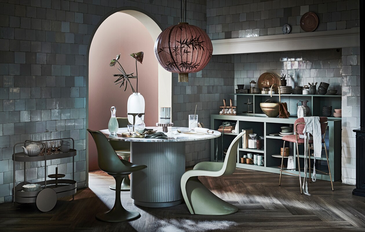 Goudkleurige kraan op keukenblad, prijs op aanvraag (com-anders.nl). Kleur op de wand Red Earth 64 van Farrow &amp; Ball, 2,5 l € 97,- (deruamsterdam.nl). Vakkenkast als keuken te gebruiken, 200×75 cm (bxh) € 2500,-, opzetstukken per stuk € 195,- (luxerybynature.nl). Tafel Erie met marmeren blad, 140×76 cm (Øxh) € 1799,- (nordal.eu). Polyester stoelen per stuk € 395,-, polyester S-chair € 595,- (householdhardware.nl). Vaas op pootjes van Urban Nature Culture € 59,95, taartplateau van Oyoy Living Design € 54,99, servet Gracie van Broste Copenhagen, 45×45 cm € 12,45, goudkleurige schaal Salt &amp; Pepper van Palace, 37 cm (Ø) € 39,95, bestekset All you need van Amefa Manille, 42-delige set € 99,-, barkruk Albin van Vestbjerg € 193,-, roze borden Teema van Iittala rechts in keukenkast, 17 cm (Ø) € 15,70, roze diepe borden Teema van Iittala rechts in keukenkast, 15 cm (Ø) € 18,55 (vtwonen.nl). Schort over barkruk en links in keukenkast per stuk € 14,99, zakjes popcorn prijs op aanvraag, bruin servet set van twee € 9,99, boek Farmlife in keukenkast € 39,99, linnenmix tafelkleed in roze en oranje 145×250 cm per stuk € 29,99, goudkleurig plateau met twee lagen € 19,99, theepot € 14,99, hoge glazen € 9,99, lage glazen met bruine poot € 7,99, mok met reliëf € 7,99, borden met goudkleurige rand € 7,99, houten plateau prijs op aanvraag, karaf met sierkruk € 14,99 (hm.com). Taart prijs op aanvraag (stickyflour.nl). Glazen voorraadpotten met houten deksel vanaf € 11,99, deegroller € 45,99, gele mok in kast € 9,99, groene mok in kast € 9,99, voorraadpot in kast vanaf € 11,99, wit plateau onderin kast prijs op aanvraag, daarop gele kom € 9,99, eiermand € 29,99, donkerbruine mokken per stuk € 7,99 (zarahome.com). Groen en roze servies met spikkels vanaf € 9,95, met de hand beschilderde lamp Lantarn, 60×92 cm (Øxh) € 595,- (hkliving.nl). Roze kan met spikkels € 105,-, klein wit bord met bloem € 59,- (maisonnl.com). Trolley € 1421,-, goudkleurige schaal € 544,-, glazen schaal staand op keukenkast € 129,- (homestede.nl). Planten en takken prijs op aanvraag (waterdrinker.nl). Roze bord van Wonki Ware op schouw € 34,-, langwerpig schoteltje van Wonki Ware in keukenkast € 14,- (couleurlocale.eu). Overig privébezit. vtwonen 13-2021 | Styling liza Wassenaar | Fotografie Sjoerd Eickmans | Assistentie Kula van den Broek, Demelza Krens, Philine Jansen