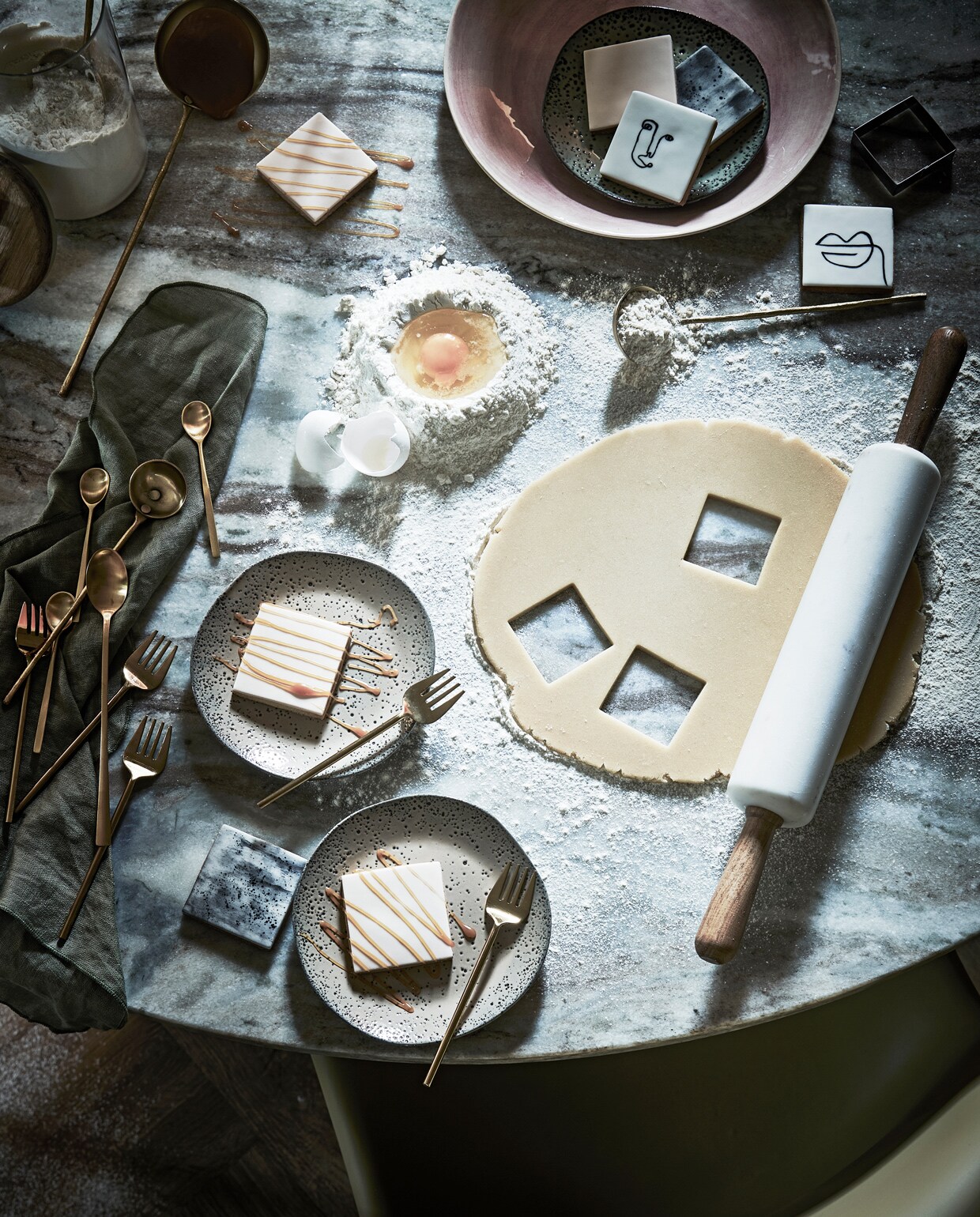 Tafel met marmeren blad, 140×76 cm (bxh) € 1799,- (nordal.eu). Handgemaakte koekjes en koekvormen prijs op aanvraag (stickyflour.nl). Groene borden per stuk € 9,95 (hkliving.nl). Deegroller € 45,99, voorraadpot € 19,99 (zarahome.nl). Roze bord van Wonki Ware € 34,-, pollepel Kara met smalle steel, groot en klein, set van 4 € 66,- (couleurlocale.eu). Groen servet Gracie van Broste Copenhagen, 45×45 cm € 12,45, goudkleurig bestekset All you need van Amefa Manille, 42-delige set € 99,- (vtwonen.nl). Stoel € 395,- (householdhardware.nl). vtwonen 13-2021 | Styling liza Wassenaar | Fotografie Sjoerd Eickmans | Assistentie Kula van den Broek, Demelza Krens, Philine Jansen