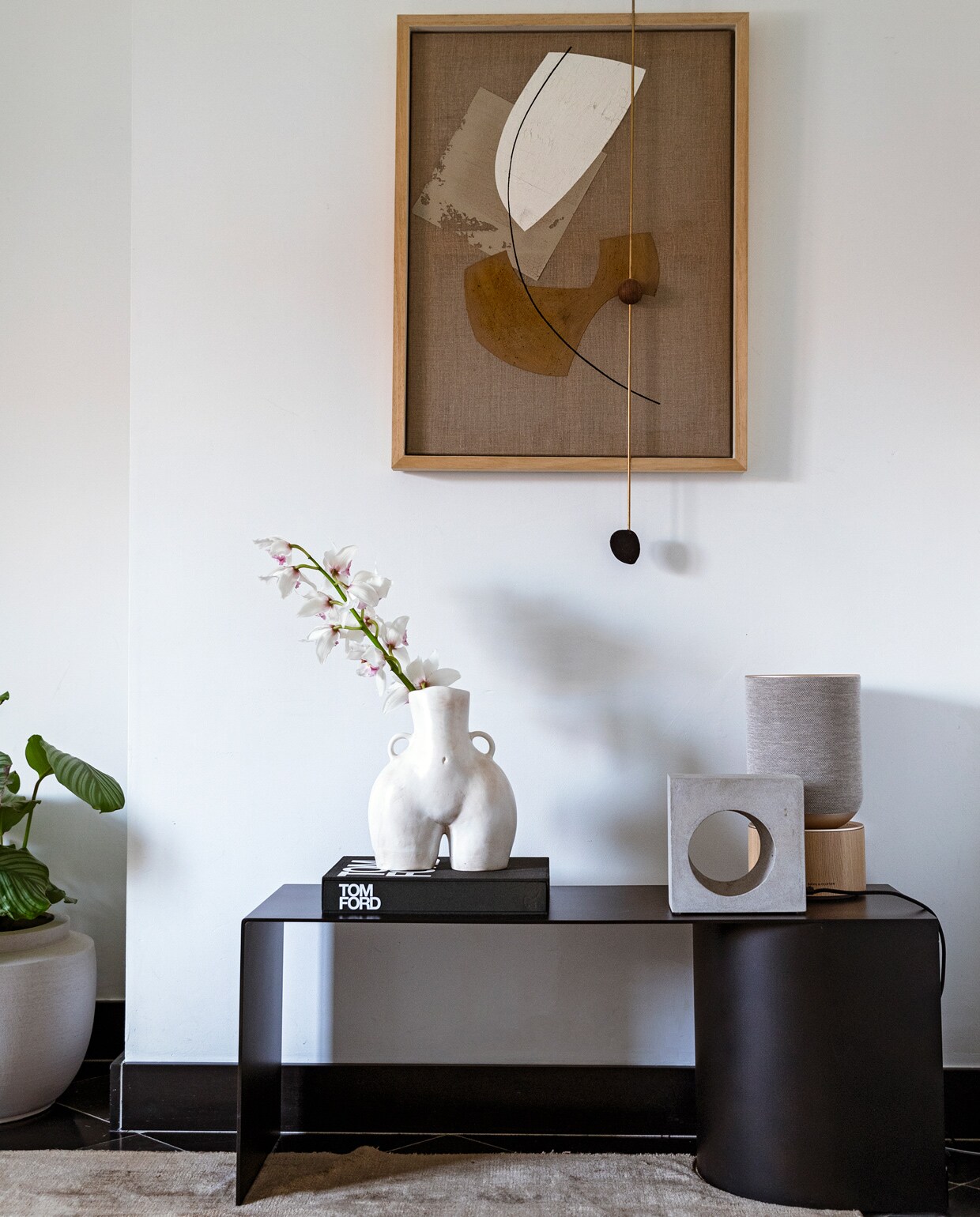 Vloerkleed Benuta. Plantenpot Serax. Bank Ferm Living. Boek Tom Ford. Vaas Anissa Kermiche. Lamp Serax. Box Bang &amp; Olufsen. Kunstwerk Atelier de Rijk. vtwonen 11-2021 | Styling ilona jongepier | Fotografie dana van leeuwen | Tekst sara madou | Visagie djolien de kreij