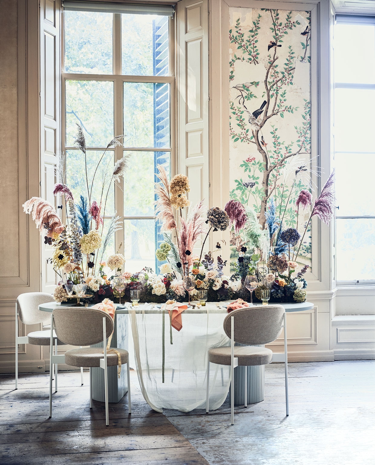 Bloemenloper (edenique.nl). Tafelkleed gemaakt van kaasdoek (boerenbonthal.nl). Stoelen van Verpan (dezaakdesign.nl). Ovale tafel, op maat gemaakt, 220x110x76 cm (com-anders.nl). Waterglazen,goudkleurig bestek, dinerborden, mintgroene borden (vtwonen.nl). Servetten, roze wijnglazen met goudkleurige rand (nordal.eu). Beeld: Cleo Scheulderman | Fotografie Jeroen van der Spek