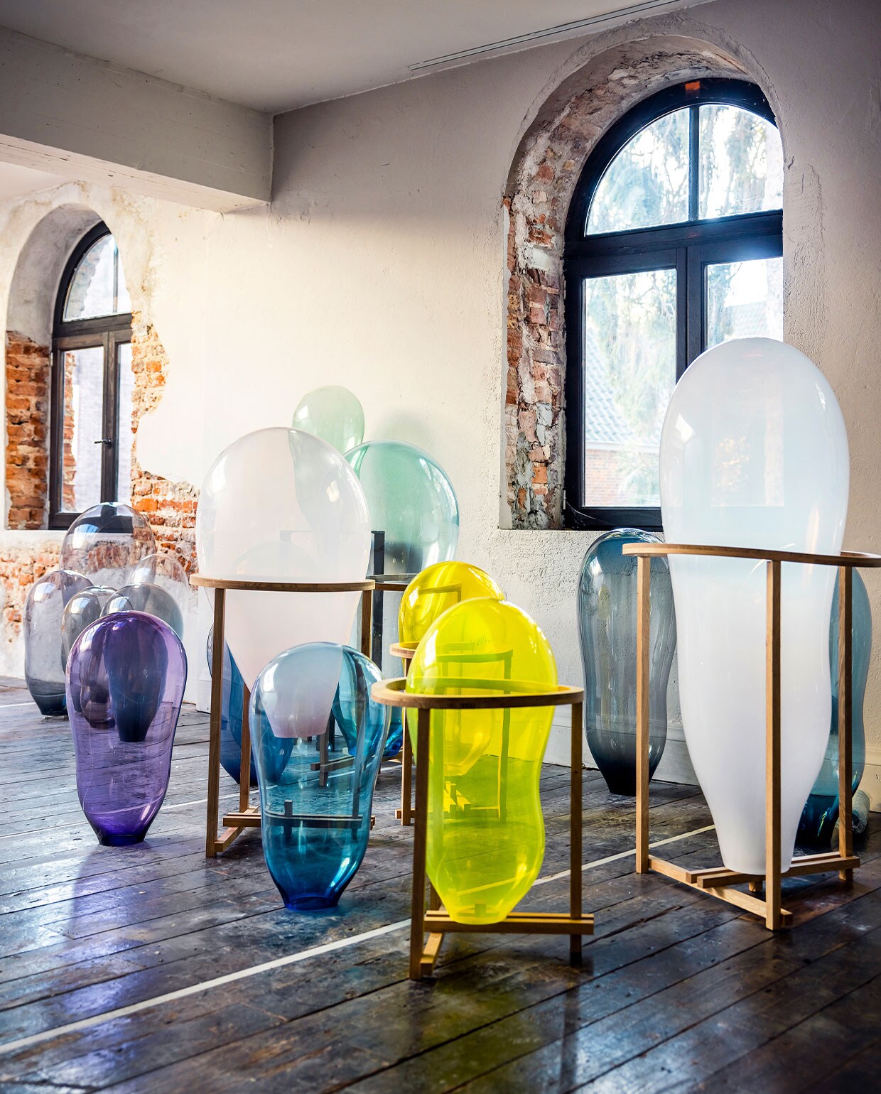 ‘Voor de Bubbles die nog niet geassembleerd zijn, ben ik nu eikenhouten standaards aan het maken. Dan worden het ineens mooie glazen objecten in plaats van dingen in bubbeltjesplastic, bezoekers kunnen zo ook makkelijker kleuren kiezen en ze staan meteen safe.’ vtwonen 13-2021 | tekst Bartjan Bouman | fotografie Ernie Enkelaar
