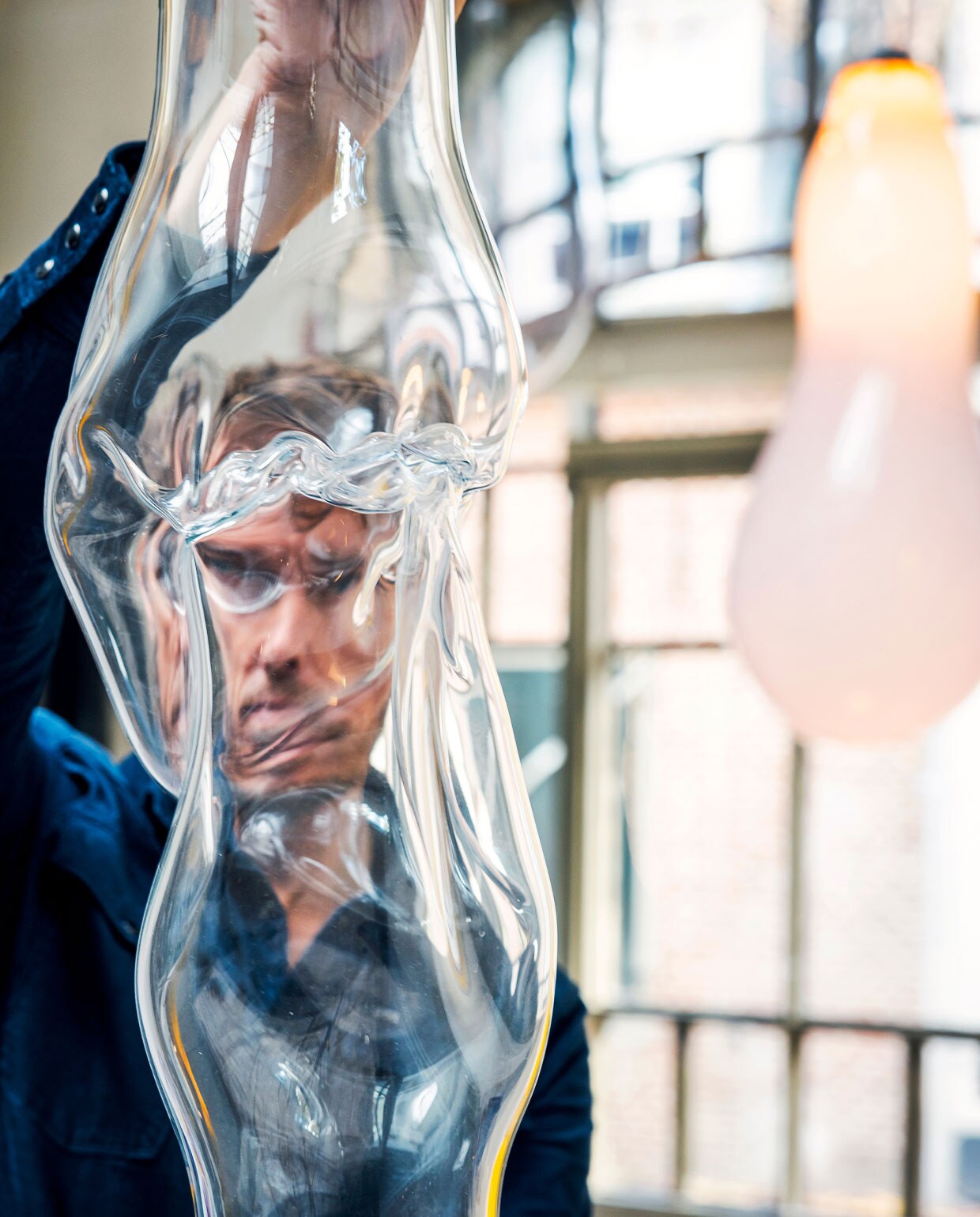 Hoe poëtisch een luchtbel ook is, Alex wilde absoluut geen iriserend glas à la z’n zeepbel. ‘Dat is te letterlijk, dat is niet interessant. Het is geen zeepbel, die hangt ook niet. Het is een heel eigen bubbel.’ vtwonen 13-2021 | tekst Bartjan Bouman | fotografie Ernie Enkelaar