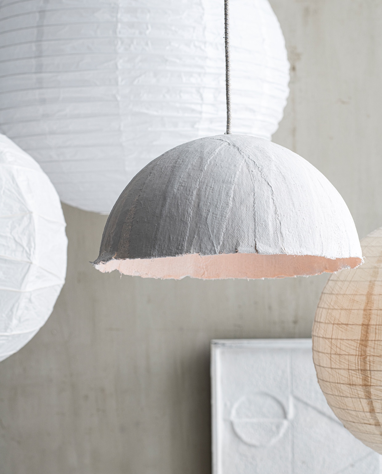 Papieren bol Regolit € 2,99 (Ikea). Rijstpapieren lamp XL HAY € 25,- (misterdesign.nl). Wanddecoratie Ecomix Patches € 199,- (zaanschfaamwebshop.nl). Bol van stof privébezit. vtwonen 01-2022 | \nstyling en Fotografie Dorothee Dubois – The Fresh Light