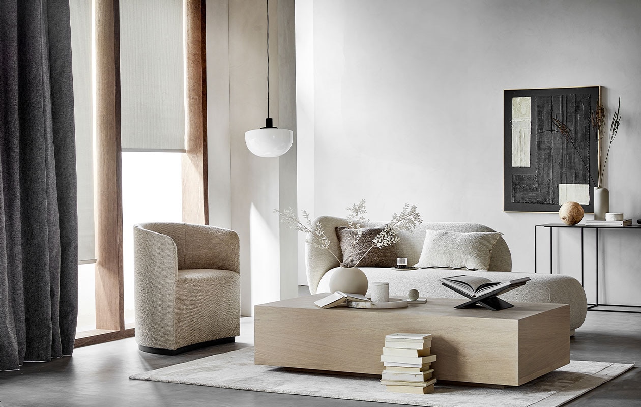 Op maat gemaakt rolgordijn in kleur 18010, hier in afmeting 94,5×250 cm (bxh) € 149,30. Op maat gemaakt overgordijn in kleur Keper Grijs 2285, per meter vanaf € 26,99 | M.m.v. pure-original.nl (muurverf Fresco in kleur Ashes), designtales.nl (fauteuil, marmeren schaal), vantil.nl (salontafel, sidetable), vtwonen.nl (hanglamp van Menu, sofa van Ferm Living), festamsterdam.com (vloerkleed, bolvaas), mimiettoi.com (grijze vaas), mooswillemsen.com (schilderij), zarahome.com (witte keramieken potten met deksel, kussens), hm.com (magazinehouder), sissy-boy.nl (bord, glas). Overig privébezit. vtwonen 1-2022 | productie Tanja Saarberg | styling danielle Verheul | fotografie Peggy Janssen | assistentie Sanne Ketelaar