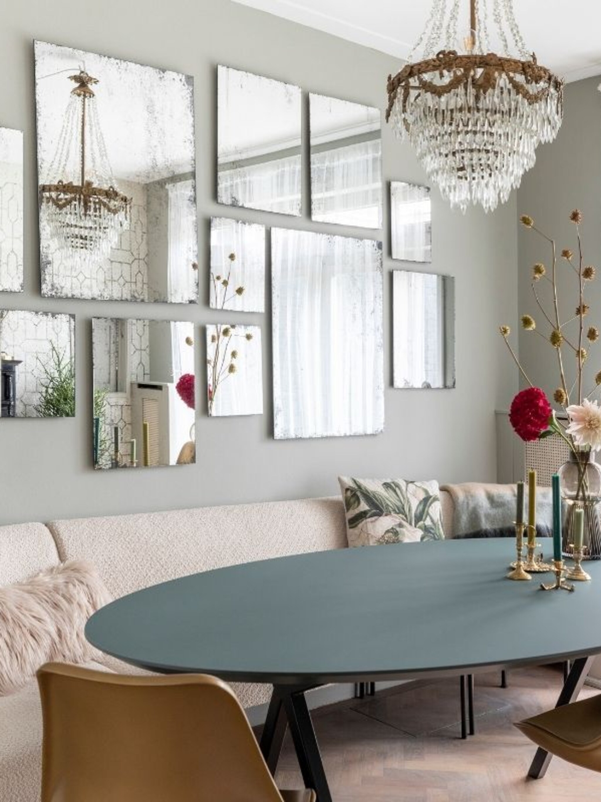 geef je interieur meer diepte en dimensie met een gallery wall van spiegels