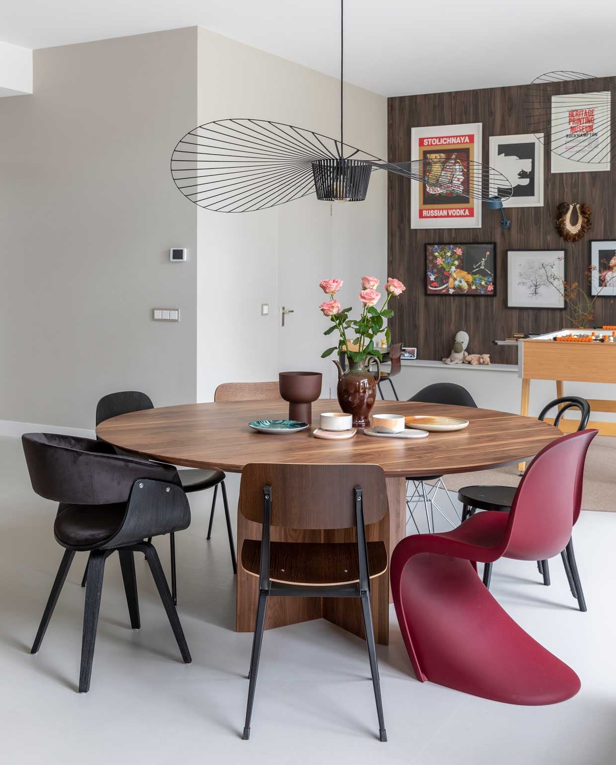 Eettafel Slot Studio Henk, Vitra eetkamerstoel Panton, Vitra eetkamerstoel DAR, Menu eetkamerstoel Co, BePureHome eetkamerstoel Catch, Hay eetkamerstoel Result, Thonet eetkamerstoel 214, Hanglamp Grande Suspension Vertigo van Constance Guisset via petitefriture.com. Vaas bruin HKLiving, Pot bruin 101Copenhagen , Bord groen multicilour &amp;Klevering , Bord keramiek oranje HKliving vtwonen, Kommen HKliving vtwonen, Bord ovaal roze Hkliving vtwonen, Bord ovaal roze/lila HKliving vtwonen vtwonen tv prime time aflevering Bakkum | styling Frans Uyterlinde | fotografie Margriet Hoekstra