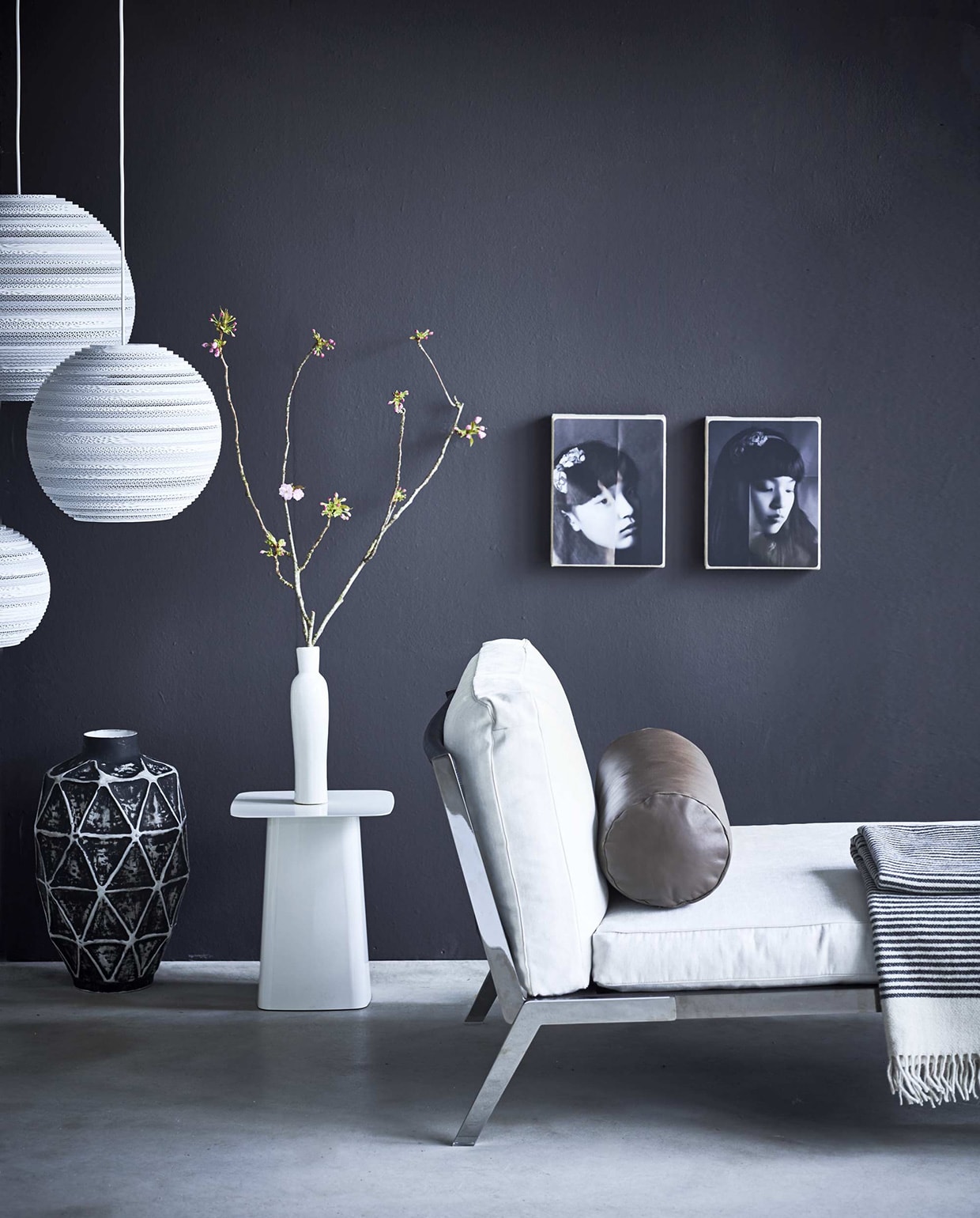 Hanglampen Moon Scraplight series van Graypants (Van Mokum). Bijzettafel van de designbroers Bouroullec voor Vitra, aan de wand foto’s Japanese Girls per stuk, daybed van Flexform met leren rolkussen (Mobilia). Grote metalen vaas van Pomax, plaid van House Doctor in zwart en ivoor (vtwonen.nl). Witte vaas privébezit. vtwonen 05-2016 | Fotografie Jeroen van der Spek | Styling Fietje Bruijn