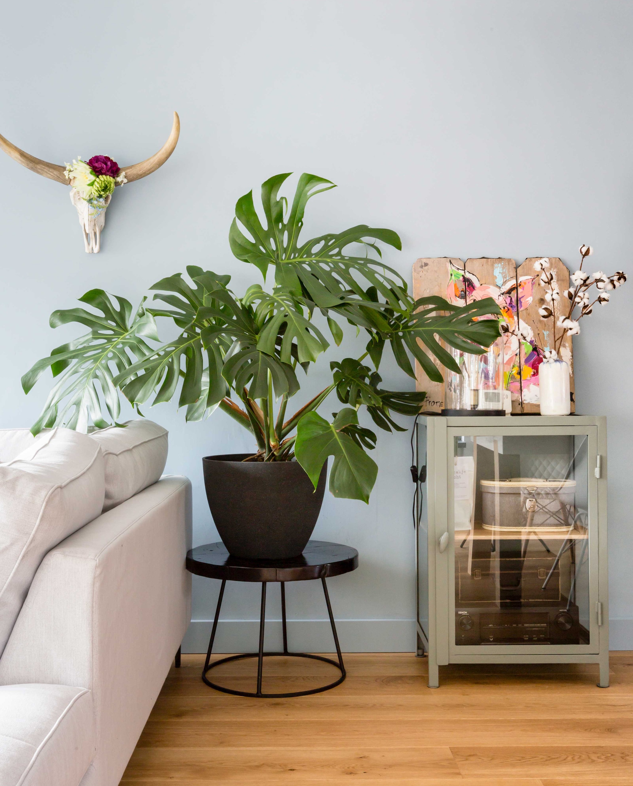 Bijzettafel: Woonboulevard Poortvliet XXL, Plant ‘Monstera’: Scheepstra Bloemen, Schildering op hout: privébezit, Vitrinekastje: Woonboulevard Poortvliet XXL, Koffers: privébezit, Stolp met lamp: Woonboulevard Poortvliet XXL, Vaas: vtwonen.nl, ‘Zakje met licht’: vtwonen.nl vtwonen verbouwen of verhuizen seizoen 2 aflevering 5 | styling Eva van de Ven | fotografie Barbara Kieboom
