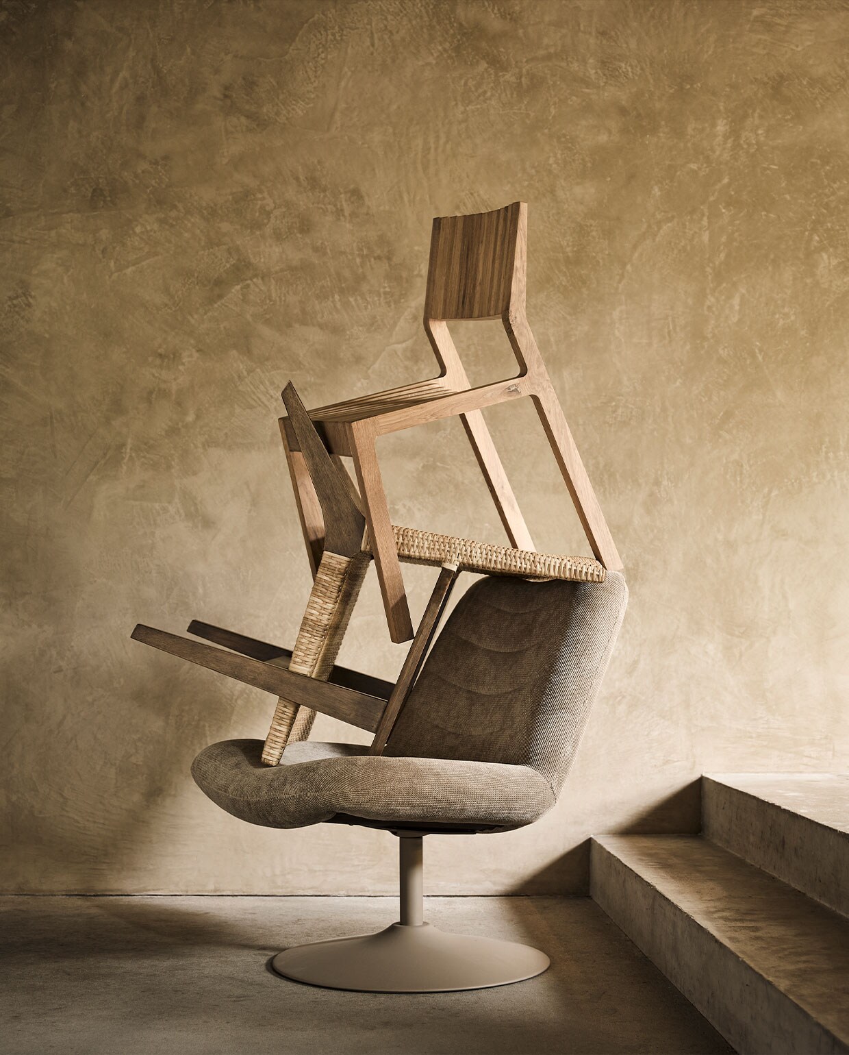 Van boven naar beneden: eikenhouten eetkamerstoel Latte, 37,5x55x81 cm (bxdxh) € 449,- (vanvrienden.com). Loungestoel geweven zitting, 72×72,5×76,5 cm (bxdxh) € 524,- (hkliving.nl). Corduroy fauteuil Bubba op draaivoet, 67x81x85 cm (bxdxh) € 605,- (zuiver.com). vtwonen 13-2021 | styling Fietje Bruijn | fotografie Alexander van Berge