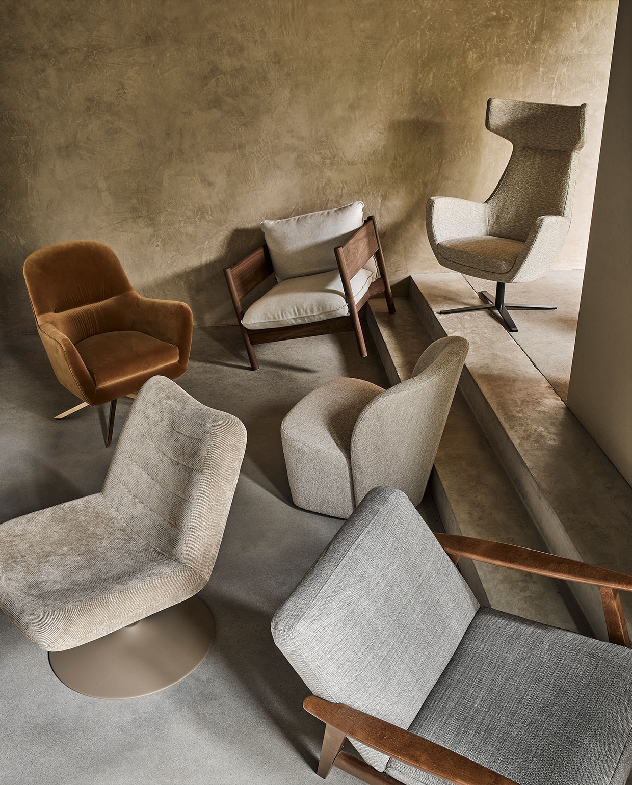 Van achter naar voor: draaifauteuil Studio C met hoge rug, 77x74x118 cm (bxdxh) € 1875,- (allestedlund.com). Fauteuil Arbour Club met houten frame, 75x85x75 cm (bxdxh) € 2529,-(hay.nl). Fluwelen loungefauteuil Robusto, 74x79x89 cm (bxdxh) € 880,-(dutchbone.com). Fauteuil Lofty met bouclé bekleding van vtwonen, 68x72x75 cm (bxdxh) € 279,- (basiclabel.nl). Corduroy fauteuil Bubba op draaivoet, 67x81x85 cm (bxdxh) € 605,- (zuiver.com). Fauteuil Ekenäset met houten frame, 64x50x76 cm (bxdxh) € 149,- (ikea.nl). vtwonen 13-2021 | styling Fietje Bruijn | fotografie Alexander van Berge