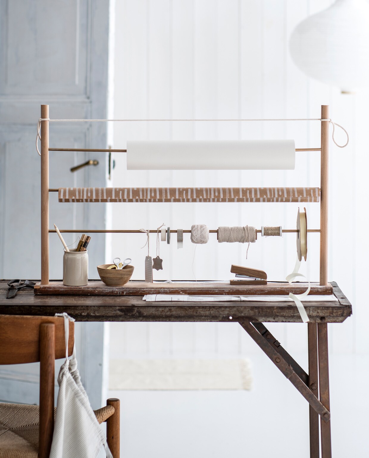 Lamp Risbyn van rijstpapier € 14,95, bovenste rol tekenpapier Mala € 2,99, middelste rol inpakpapier Givande, per 3 rollen € 4,99 (ikea.nl). Opbergzak wit-grijs gestreept € 18,50 (boet-stijl.nl). Houten kom, vanaf € 9,50 (lottz.nl). Houten nietmachine € 13,95 (bureaubewust.nl). Messing gradenboog € 11,95 (moodadventures.nl). Overig privébezit. vtwonen 11-2021 | styling Myla Griese | fotografie Louis Lemaire