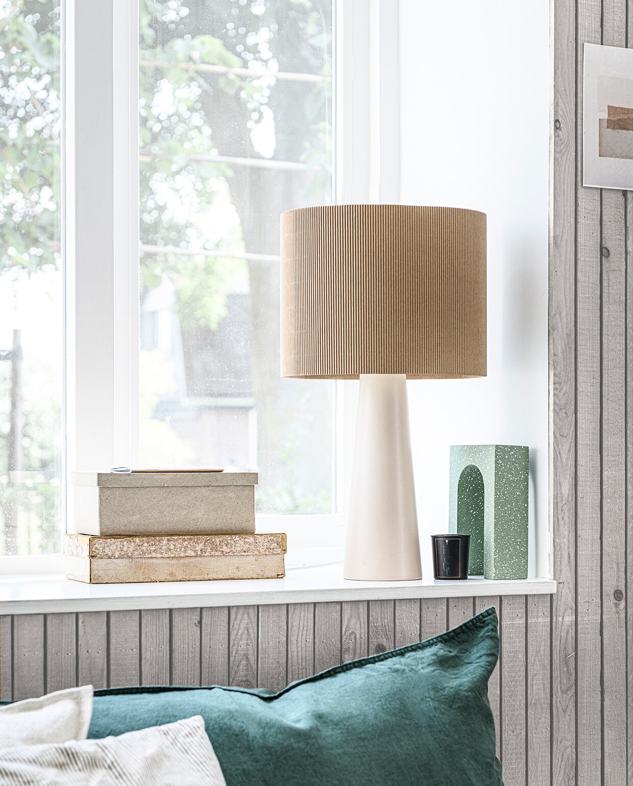 Lampvoet, terrazzo sierboog, hoofd (hkliving.nl). Groen linnen kussensloop (hm.com). Gestreepte plaid Marin (nl.casashops.com). Overig privébezit. JA | vtwonen 2020 DIY special 02 | ontwerp &amp; styling Marlies Does | fotografie Sjoerd Eickmans