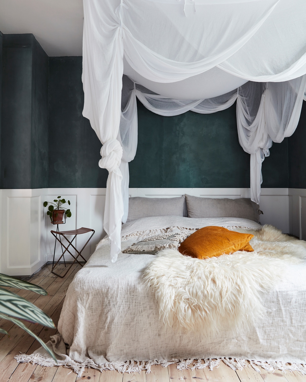 Sprei Bloomingville. Kussens H&amp;M Home, Au Maison, Ilva. Kruk Broste Copenhagen. Vergelijkbare verfkleur Steel Blue van Pure &amp; Original. Overig herkomst onbekend. vtwonen 12-2021 | productie Living Stories | styling Pia Olsen | fotografie Stine Christiansen