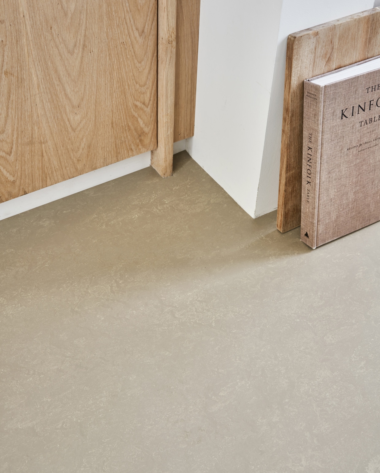 Marmoleum vloer kleur Kwarts vtwonen 16. vtwonen 01-2022 | Productie Tanja Saarberg | Styling Marlies Does | Fotografie Bart Brussee | Assistentie Judie Jonker