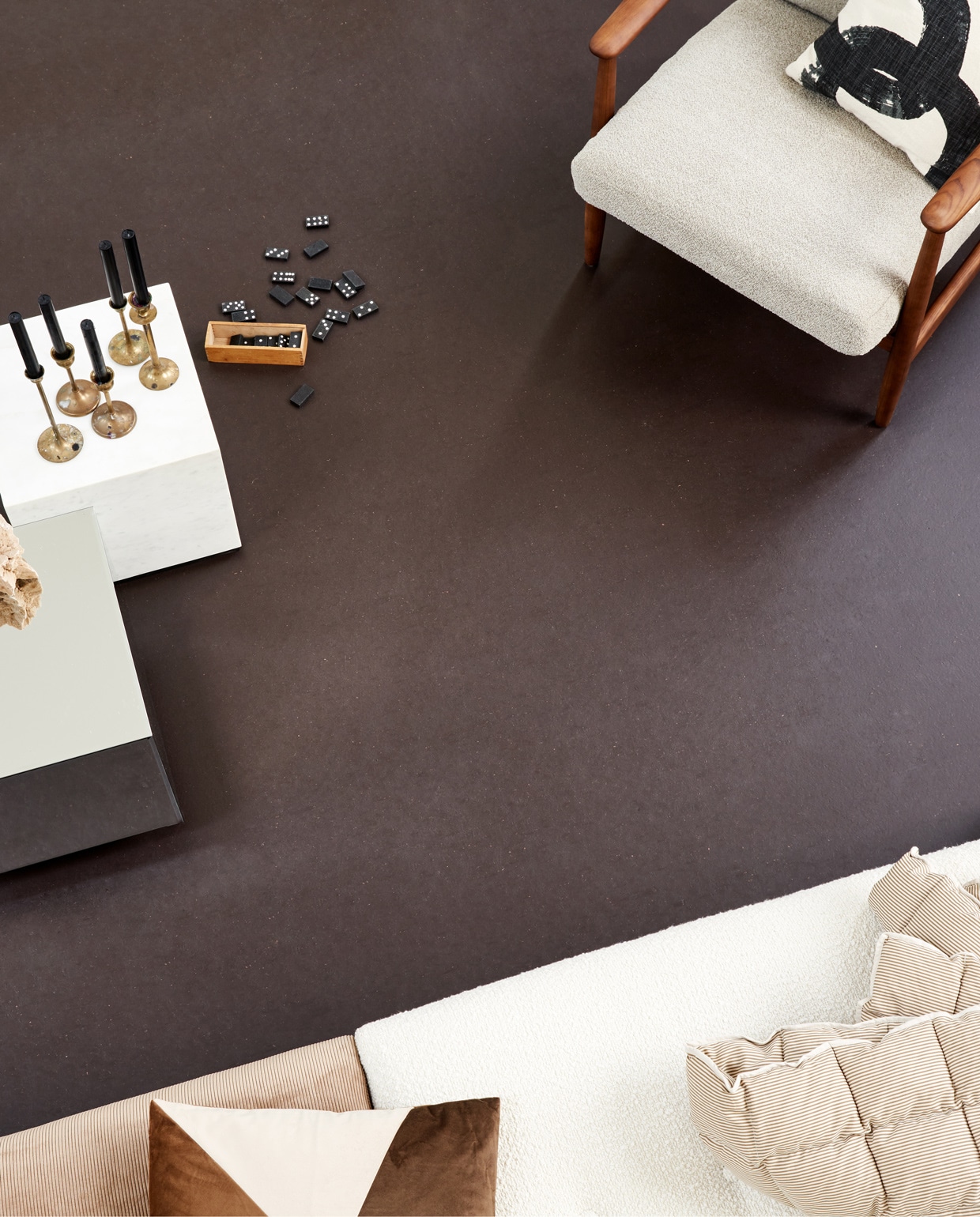 Marmoleum vloer kleur Basalt vtwonen 01, per m² € 45,70 vtwonen 01-2022 | productie Tanja Saarberg | styling Marlies Does | fotografie Bart Brussee | assistentie Judie Jonker