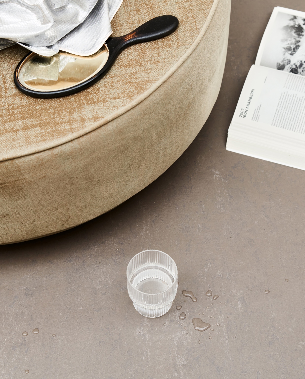 Marmoleum vloer kleur Klei vtwonen 18. vtwonen 01-2022 | Productie Tanja Saarberg | Styling Marlies Does | Fotografie Bart Brussee | Assistentie Judie Jonker