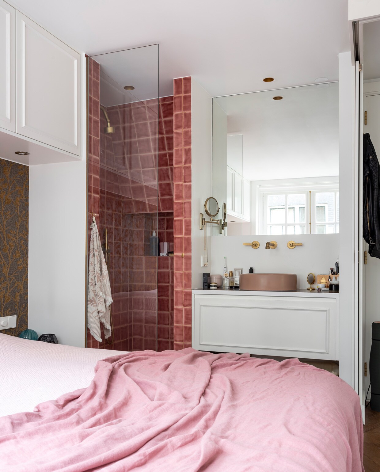 Badkamertegels Kol Haarlem. Granito badkamervloer gegoten door Lenarduzzi BV in Zaandam. Spiegel via aannemer. Wasbak Nood Co. Kranen The Watermark Collection via Baden Baden Interior. Wandspiegeltje herkomst onbekend. vtwonen special tiny houses | fotografie Henny van Belkom | tekst Eveline Stoel
