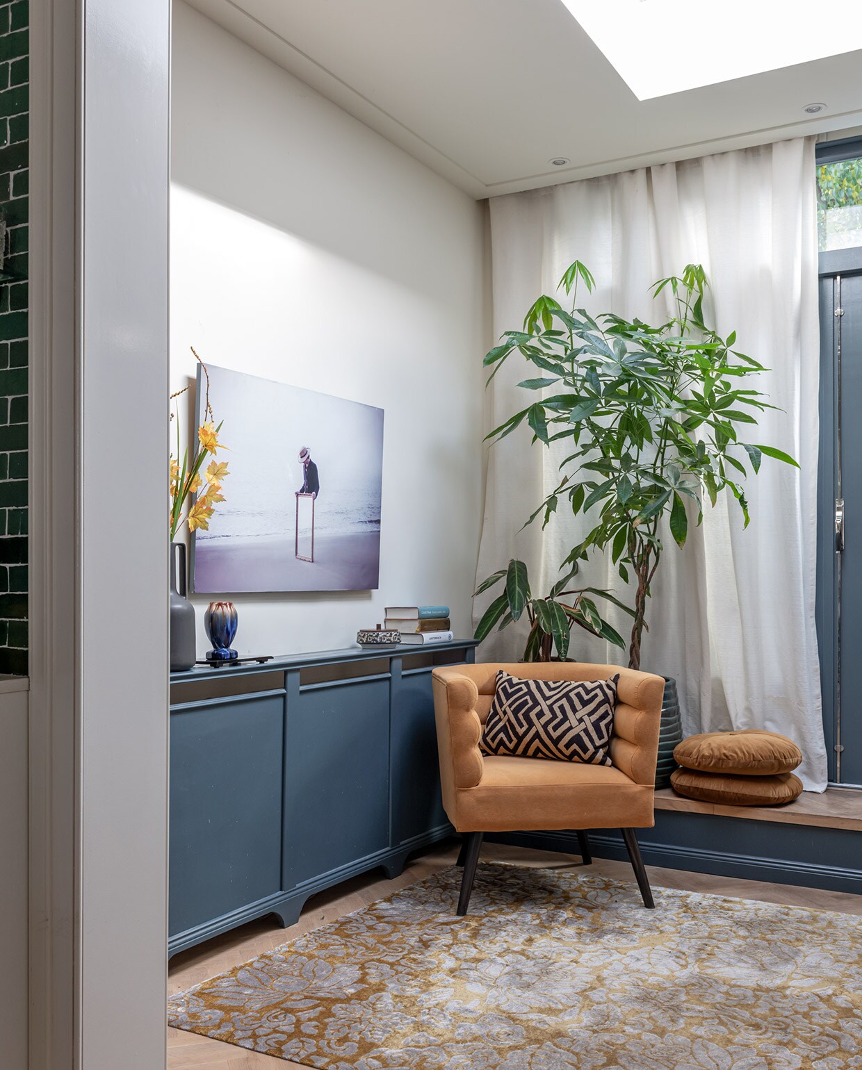 Fauteuil Explicit suède okergeel. Overig privébezit. vtwonen special tiny houses | Styling Sharon Roest | Fotografie Caroline Martinot