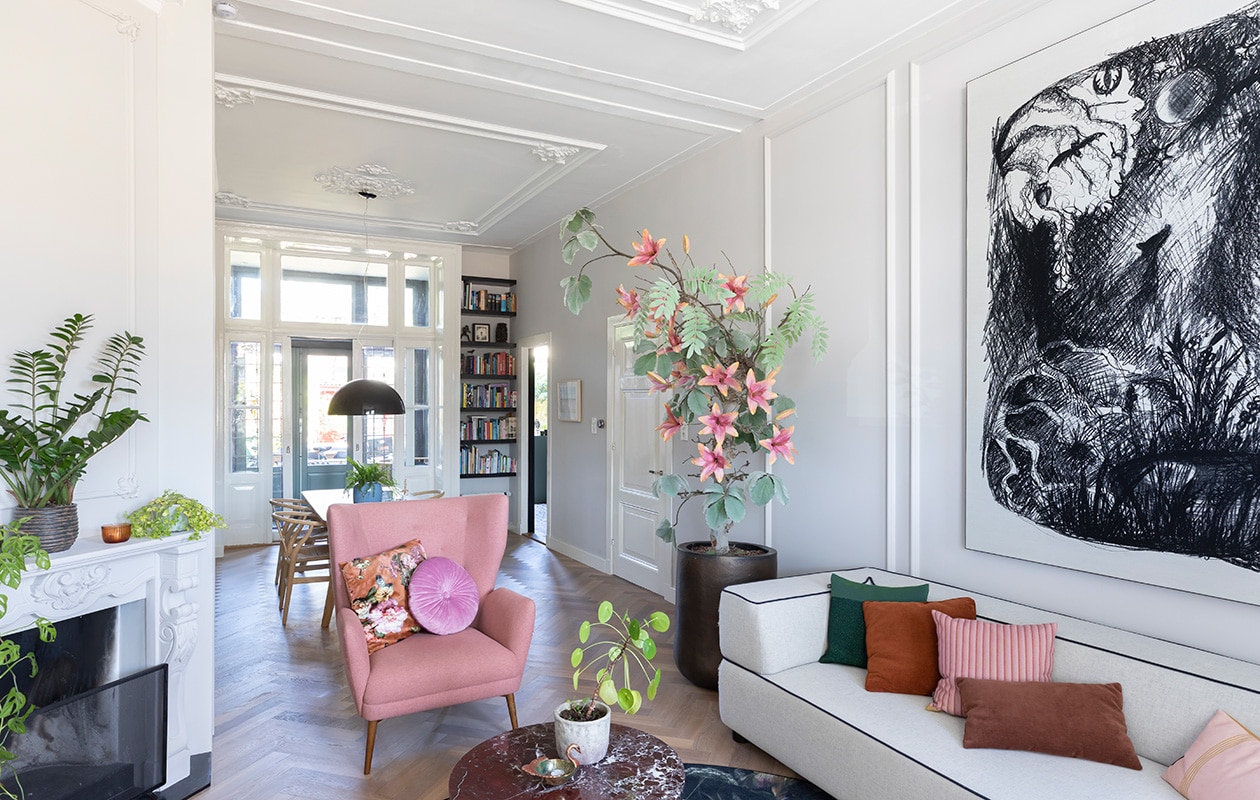 Ronde houten tafel tweedehands. Linnen tafelkleed MrsBloom. Stoelen Luxembourg van Fermob. Plant op de achtergrond: siergember (Hedychium gardnerianum), op de voorgrond Ficus Brown Turkey. vtwonen 01-2021 | Productie en Fotografie Margriet Hoekstra