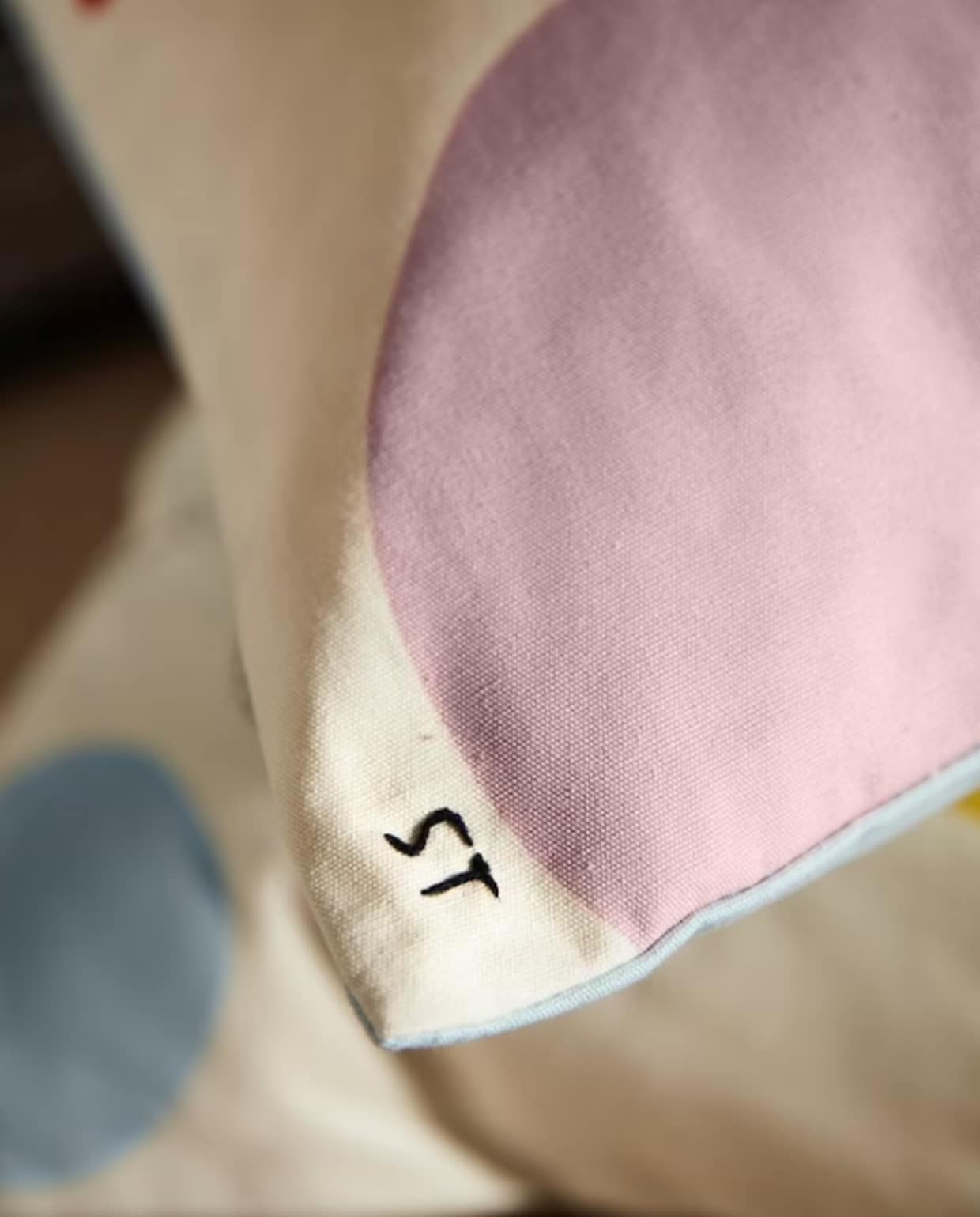 Initialen geborduurd op sierkussens MANDELPIL cushion cover€12.99, ÄNGSMÄTARE cushioncover €12.99 Beeld: IKEA