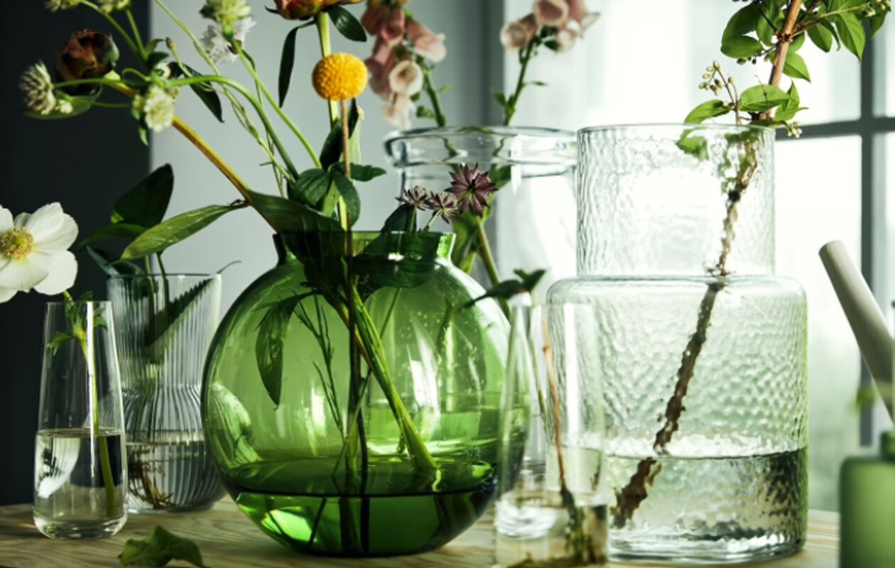 KONSTFULL vase €14.99, KONSTFULL vase €3.99, KONSTFULL vase €12.99, KONSTFULL vase €12.99 Beeld: IKEA