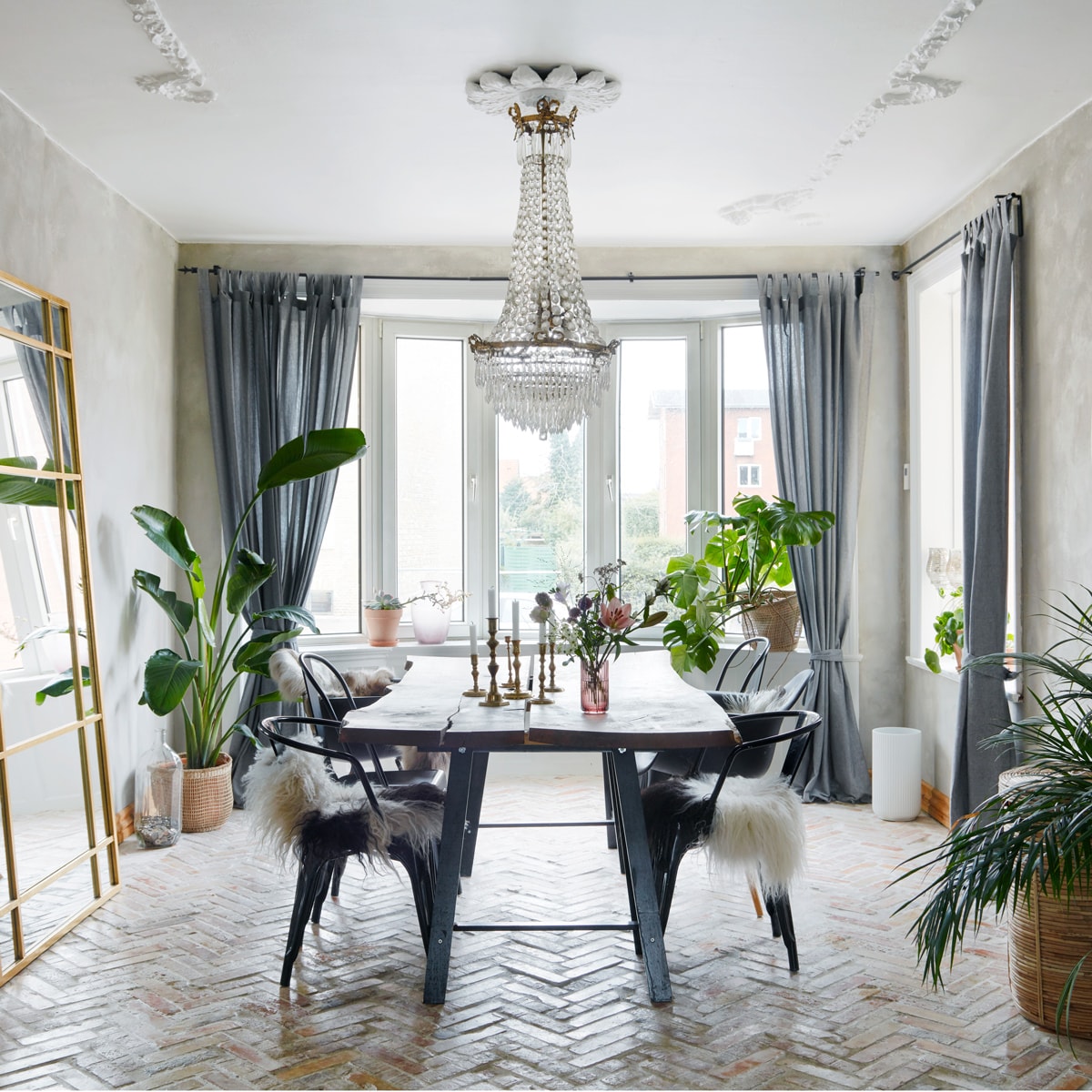 Tafel maatwerk. Stoelen Tholix. Spiegel Nordal. Kroonluchter vintage. Kandelaars antiek. Overig herkomst onbekend. vtwonen 12-2021 | Productie Living Stories |  Styling en tekst Pia Olsen | Fotografie Stine Christiansen | Tekstbewerking Christine van der Hoff