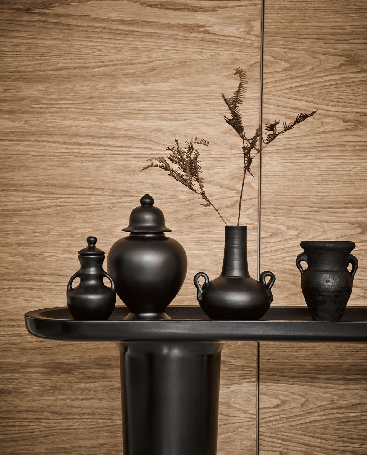 Vazen kringloop per stuk € 2,- (kringloop-de-driesprong.nl). Dressoir € 4300,- (covanderhorst.nl). Beeld: vtwonen 09 | styling Liza Wassenaar | fotografie Alexander van Berge | assistentie Kula Isabelle van den Broek