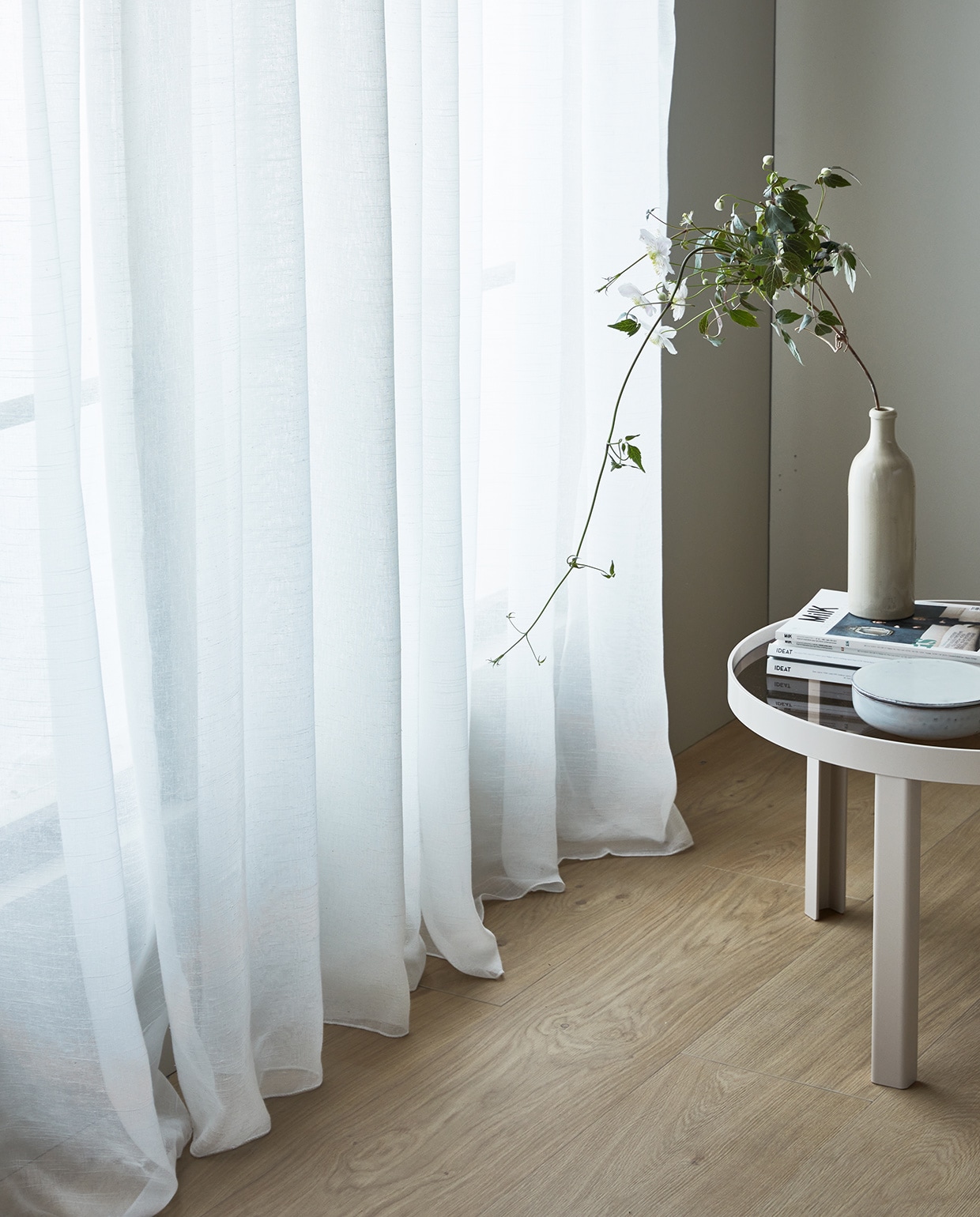 Gordijn Frost, wit, half transparant, met plooi, 270×140 cm (hxb) € 42,99. vtwonen 07-2021  | Productie Tanja Saarberg | Styling Cleo Scheulderman | Fotografie Jeroen van der Spek
