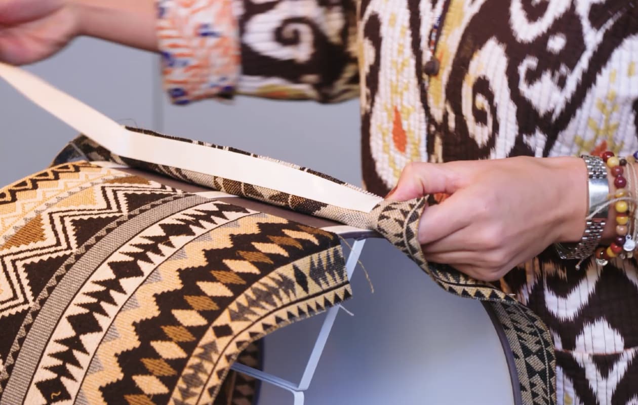 beeld vtwonen vtwonen stylist Eva van de Ven laat zien hoe je zelf een lamp kunt bekleden