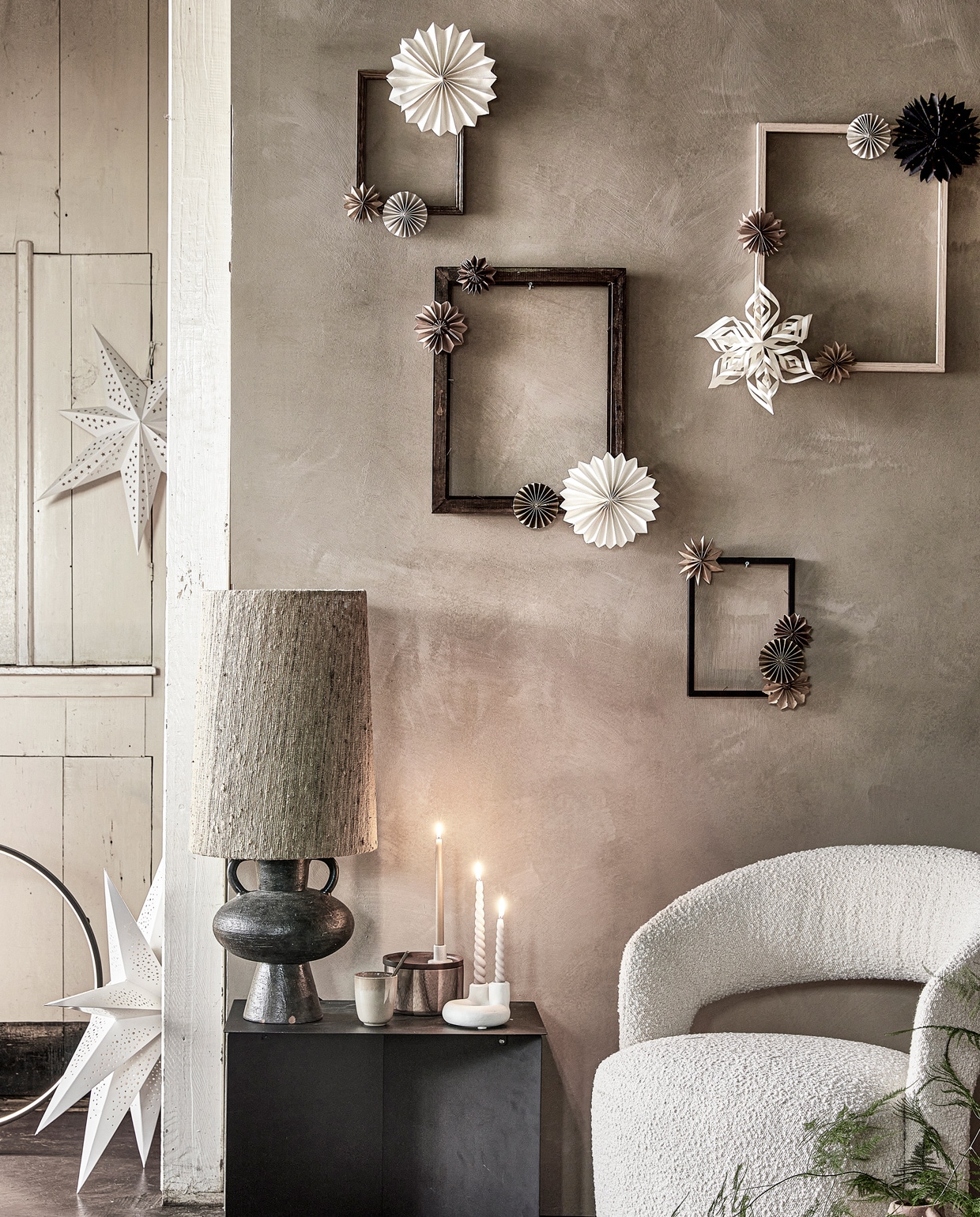 Metalen bijzettafel € 299,-, lampvoet € 119,-, lampenkap €19,-, ronde cirkellamp € 159,- (hkliving.nl). Fauteuil Judy in stof Maya Cream € 449,- (sofacompany.com). Dubbele ecomix kandelaar € 15,45, terra kan met oor € 49,90 (vtwonen.nl). Kleine kandelaar € 2,25, kaars gedraaid, per 2 € 4,95, kleine kaars, per 10 € 4,95 (dille-kamille.nl). Papieren ster aan de wand van Bungalow €18,75, ster op de grond van Bungalow € 35,- (Deens.nl). Overig privébezit. vtwonen 12-2021 | styling Marlies Does | fotografie Peggy Janssen