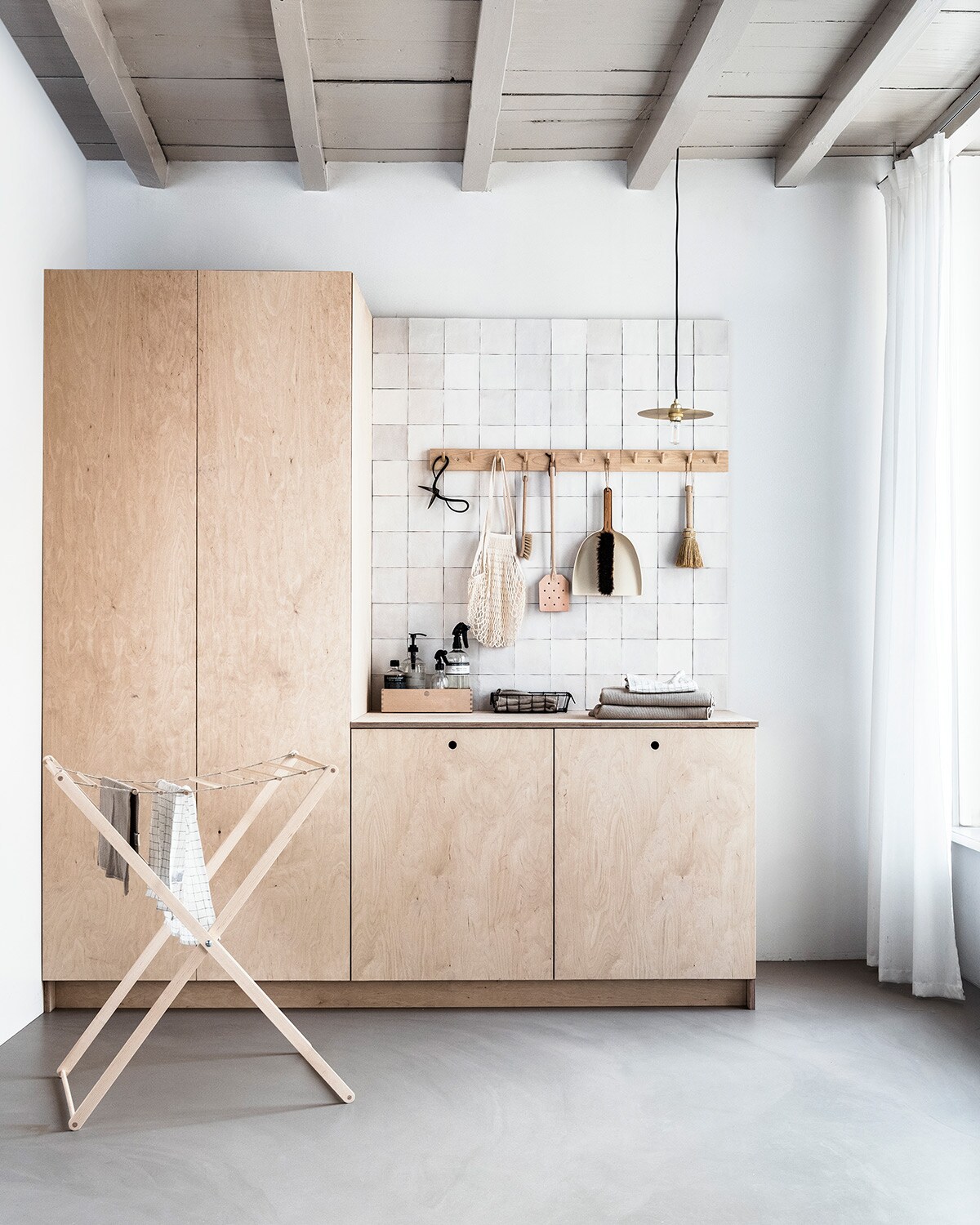 wasmeubel laag twee wasmachines met dichte deur vtwonen DIY wasmeubel vtwonen 04-2019 | Productie &amp; styling Kim van Rossenberg | Uitvoering Richard van Meerveld | Fotograaf Sjoerd Eickmans