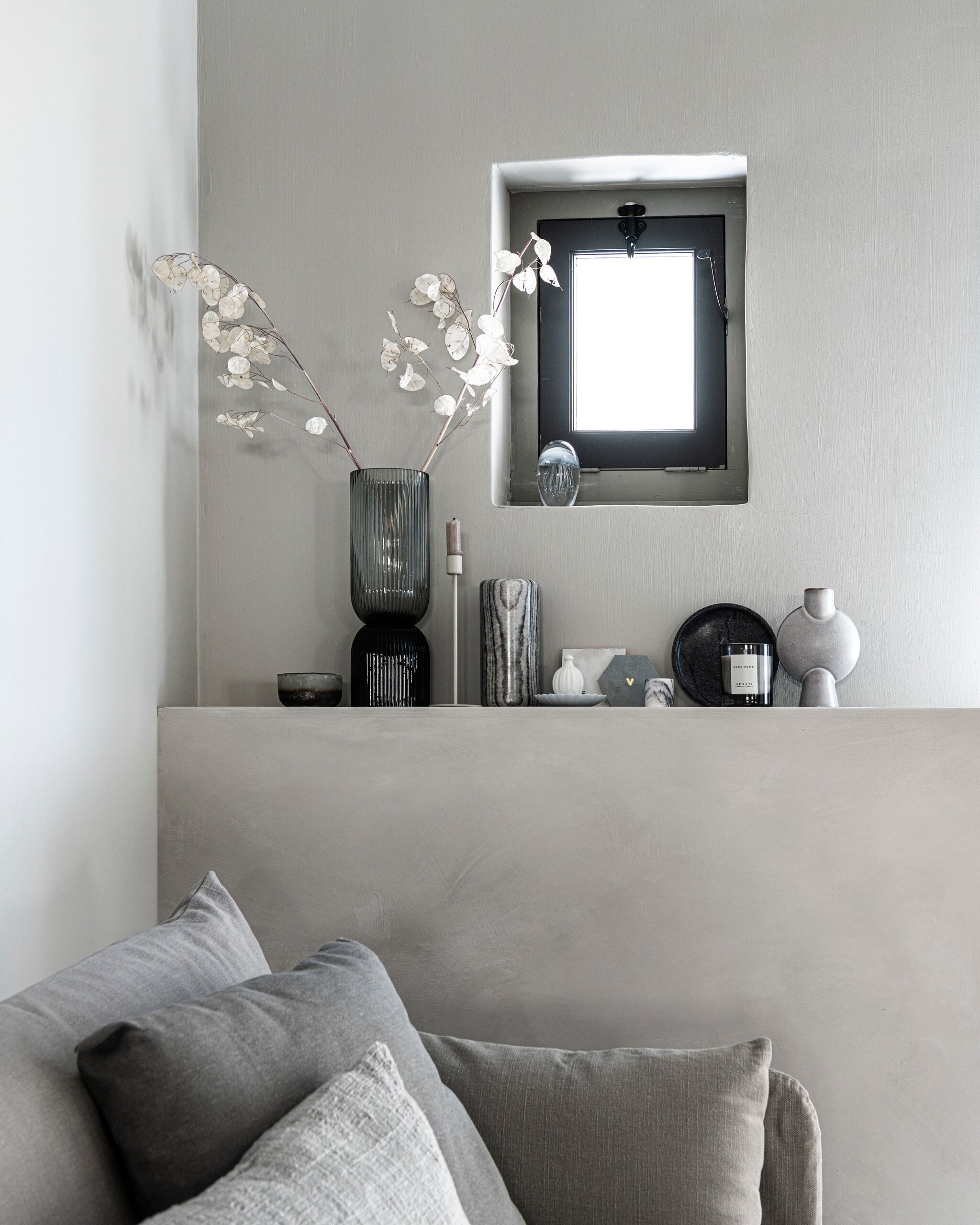 Schaaltje € 10,95, Vierkant tegeltje met tekst € 9,95 (loftloft.nl). Vaas zwart geribbeld glas Riva afmeting 36,5 cm hoog, diameter 12 cm € 49,95 (nordal.eu). Kandelaren set van 3 kandelaren, 30/40/50 cm hoog € 46,- (stylexclusief.nl). Marmeren vaas € 29,99, marmeren kaarsenhouder € 5,99 (hm.com). Schoteltje € XXX, papaver vaasje € XXX, glazen bol kwal € 29,95 (etoile.store). Handgemaakt tegeltje met ingegraveerd goud hartje € 23,95 (tegeltjetegeltjeaandewand.nl). Bord (privebezit). Geurkaars € 119,99 (zarahome.com). Vaas Sphere bulb € 39,- (101cph.com). Kleur wanden krijtverf Old Flax van Pure &amp; Original (pure-original.nl). JA | vtwonen 11-2021 | styling Kim van Rossenberg | fotografie Sjoerd Eickmans | assistentie Sanne van der Beek en Meike Linthorst