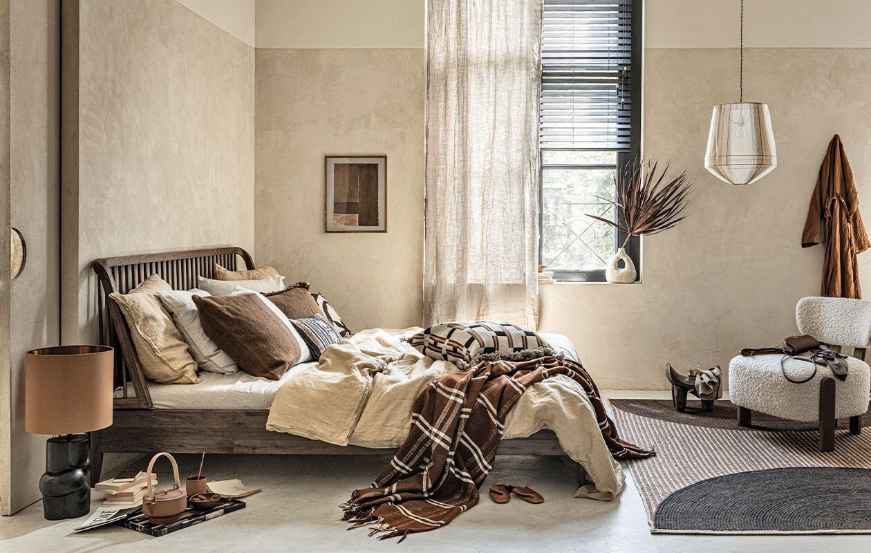Tafellamp € 385,-, dienblad € 169,- (allestedlund.com). Terracotta theepot € 130,-, terracotta mok € 19,-, bruine schaaltjes, per stuk € 13,90, notitieblok met leren kaft € 9,-, kussen met bruine en ecru vlakken € 96,- (letoile.store). Walnoothouten bed, 160×200 cm vanaf € 1559,- (vanbinnen.com). Linnen laken, kussenslopen en dekbedovertrek in beige en zandkleur, vanaf € 69,99, bruin linnen kussen € 22,99, leren slippers € 35,99 (zarahome.com). Klein kussen met etnische print, gemaakt van stof Larsen L280-03, per meter € 232,-, groot kussen met vlakken en zwarte accenten, gemaakt van stof Metaphores 71406/002, per meter € 223,-, vloerkleed Havane van Elitis, 180×250 cm € 1400,-, fauteuil van Marie’s Corner € 1461,- (loggerewilpower.com). Bruine deken met ruit € 240,- (paviljoennoord.com). Linnen gordijn, set van 2 € 59,99 (hm.com). Houten jaloezieën, prijs op aanvraag (vivante-bekenkamp.nl). Vaas € 119,- (mimiettoi.com). Houten bijzettafel en hanglamp, prijzen op aanvraag (anoukb.com). Linnen badjas € 59,99 (sissy-boy.com). Overig privébezit. vtwonen 11-2021 | styling Danielle Verheul | fotografie Sjoerd Eickmans | m.m.v. Soekijad (vloer) | assistentie Sanne Ketelaar, Niels Kist, Kula van den Broek