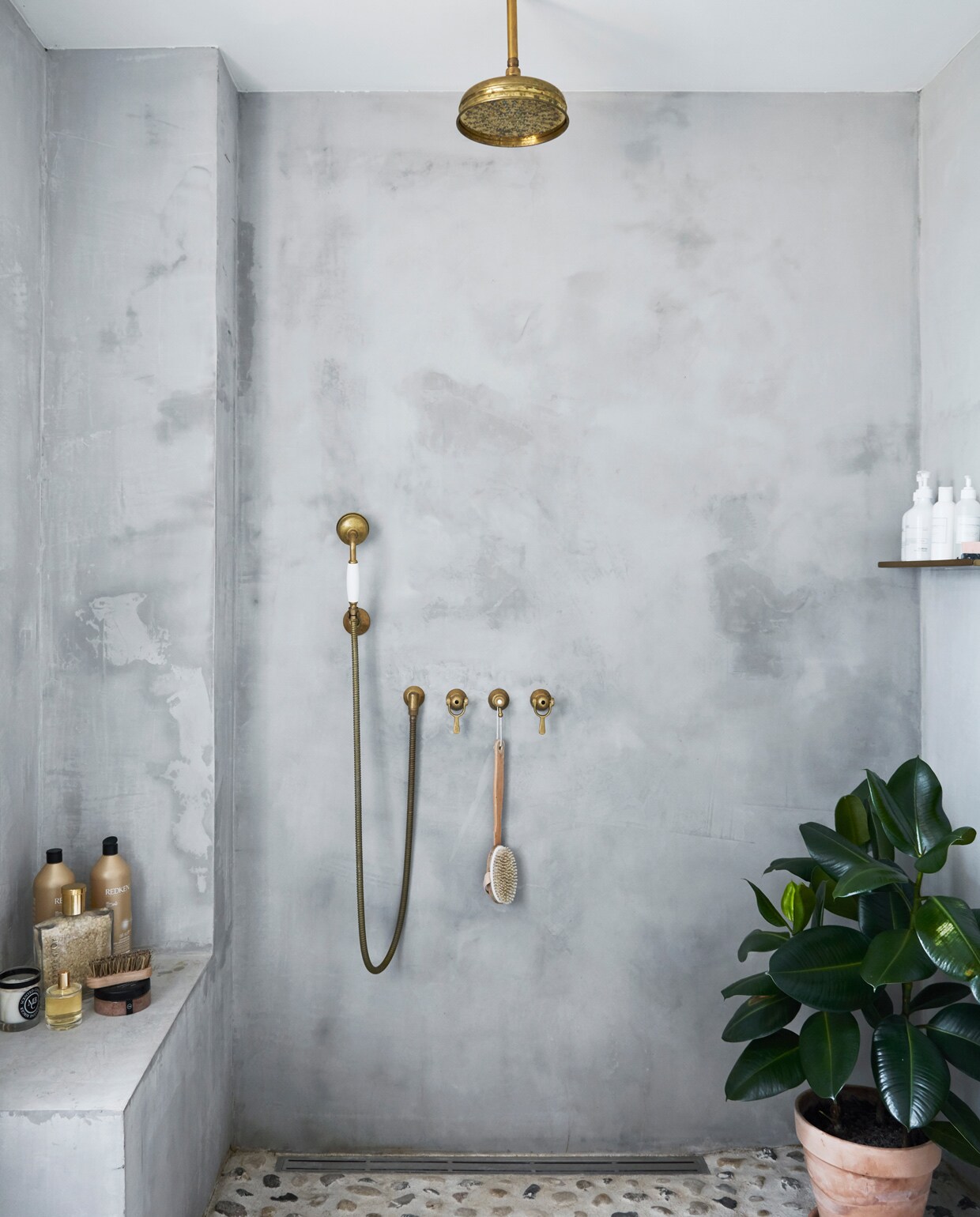 Vergelijkbare doucheset Viadurini. Badkamerverf Marrakech Walls Pure &amp; Original. vtwonen 12-2021 | Productie Living Stories |  Styling en tekst Pia Olsen | Fotografie Stine Christiansen | Tekstbewerking Christine van der Hoff