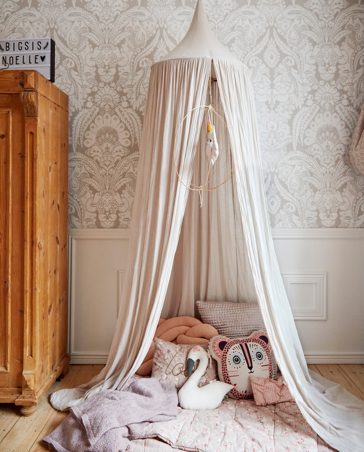 Tent en mobile Numero 74. Kussens Lene Bjerre en zelfgemaakt. Lichtbox A Little Lovely Company. Grenen kast vintage. Overig herkomst onbekend. vtwonen 12-2021 | Productie Living Stories |  Styling en tekst Pia Olsen | Fotografie Stine Christiansen | Tekstbewerking Christine van der Hoff