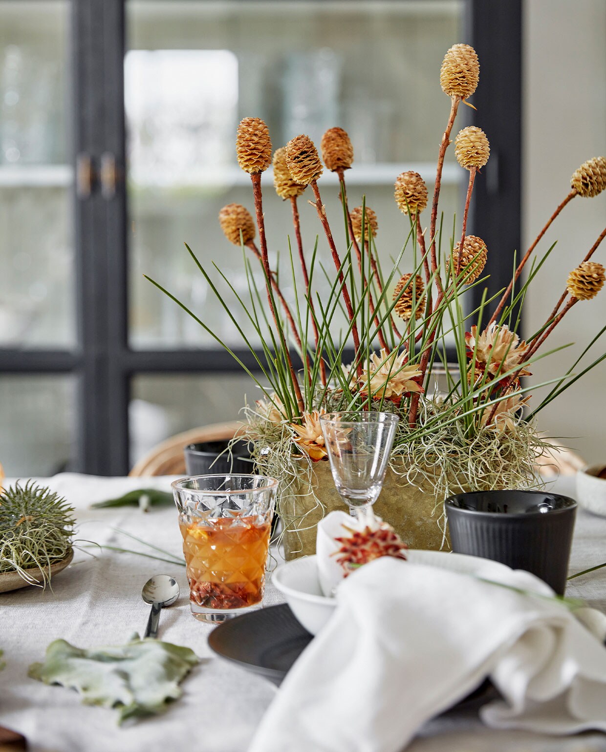 Tafelkleed en servetten Georg Jensen Damask. Zwart servies Royal Copenhagen. Tafeldecoratie gemaakt door Malou Karberg en Henrietta. Overig herkomst onbekend. vtwonen 12-2021 | Productie Living Inside | Fotografie Martin Sølyst | Tekst Eva-Marie Wilken | Tekstbewerking Caroline Westdijk