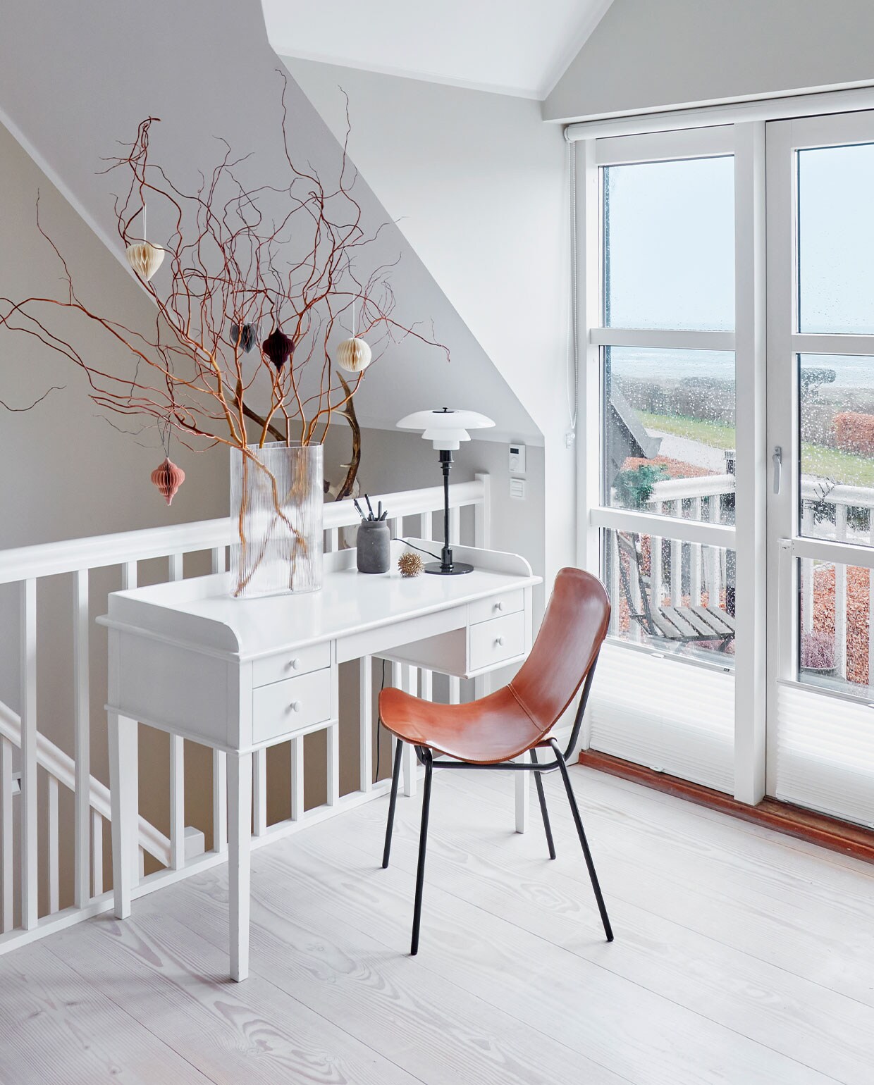 Oud bureau van Oliver Furniture, stoel Casa. Lamp van Poul Henningsen voor Louis Poulsen. Ornamenten Broste Copenhagen. Overig herkomst onbekend. vtwonen 12-2021 | Productie Living Inside | Fotografie Martin Sølyst | Tekst Eva-Marie Wilken | Tekstbewerking Caroline Westdijk