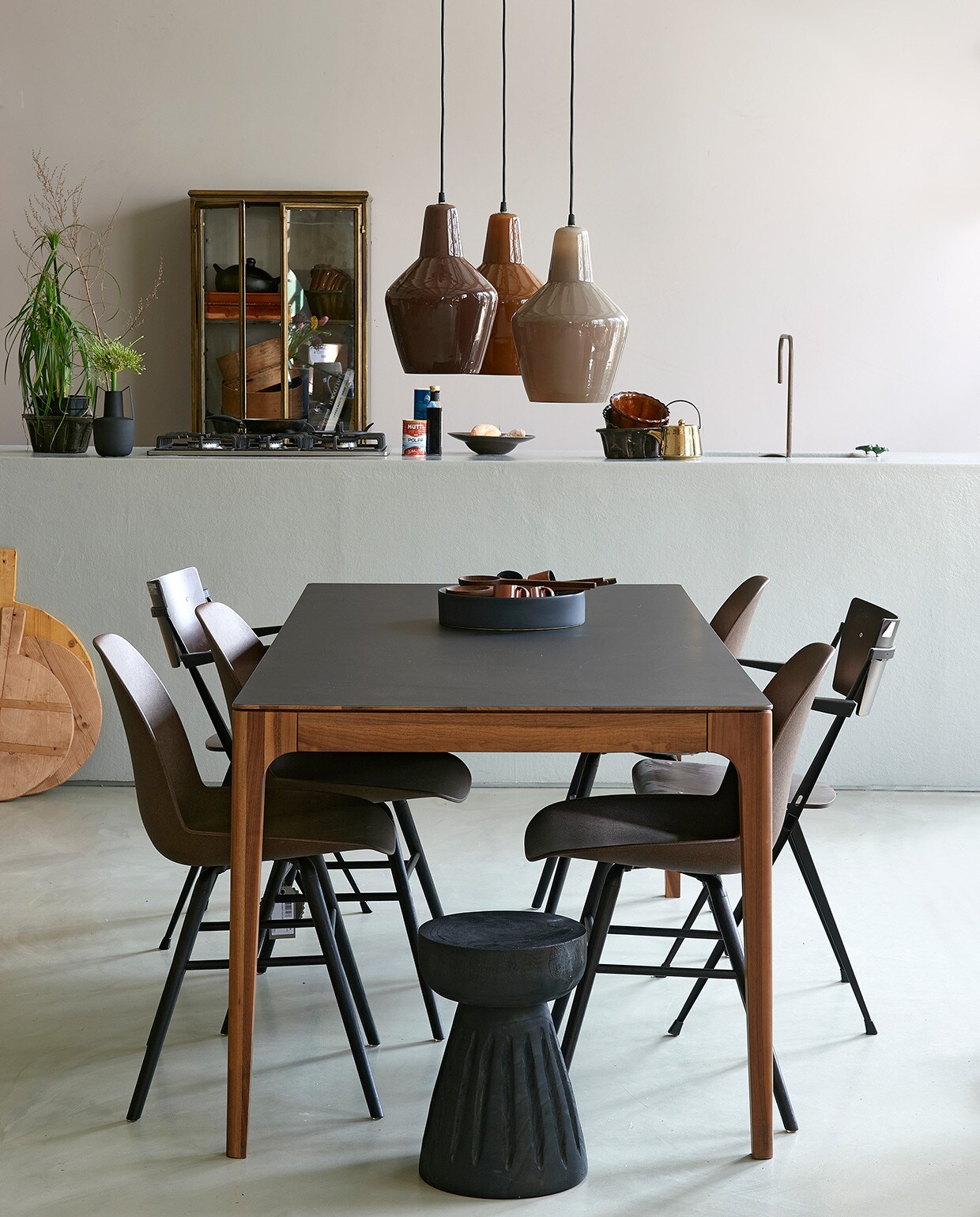 Muur in kalkverf Cypria van Carte Colori, per liter € 48,- (brechtmurreatelier.nl). Ronde eettafel vanaf € 650,- en ingebouwde eetkamerbank met matras-kussen vanaf € 500,- (com-anders.nl). Stoel Panton Chair van Vitra € 279,-, witte vaas Cyrus van Urban Nature Culture, 30×38 cm (hxØ) € 119,-, dinerbord Earth uit de 70’s-serie van HKliving, Ø 29 cm € 14,05, kom uit de Bold &amp; Basic-serie van HKliving, Ø 16,5 cm € 14,95, bordeaux dinerbord uit de Bold &amp; Basic-serie van HKliving, Ø 29 cm € 19,95, stapel taupe ontbijtborden uit de Gradient Ceramics- serie van HKliving, Ø 22,5 cm per stuk € 12,10, koperkleurige bestekset uit de Vintage-serie van Amefa, 24-delig € 49,99 (vtwonen.nl). Hanglamp Suspension Pale, Ø 100 cm € 219,-, stoel Basket Chair Rattan € 385,-, groot terracotta kussen 60×60 cm vanaf € 156,-, oudroze kussen € 99,- (couleurlocale.eu). Langwerpig terracotta kussen, 30×70 cm € 18,-(gabrielle-paris.com). Messing mobiel op vensterbank € 169,- (maisonnl.com). Zandkleurig kunstwerk prijs op aanvraag (artinreturn.nl). Overig privébezit. vtwonen 06-2021 | styling Fietje Bruijn | fotografie Dennis Brandsma