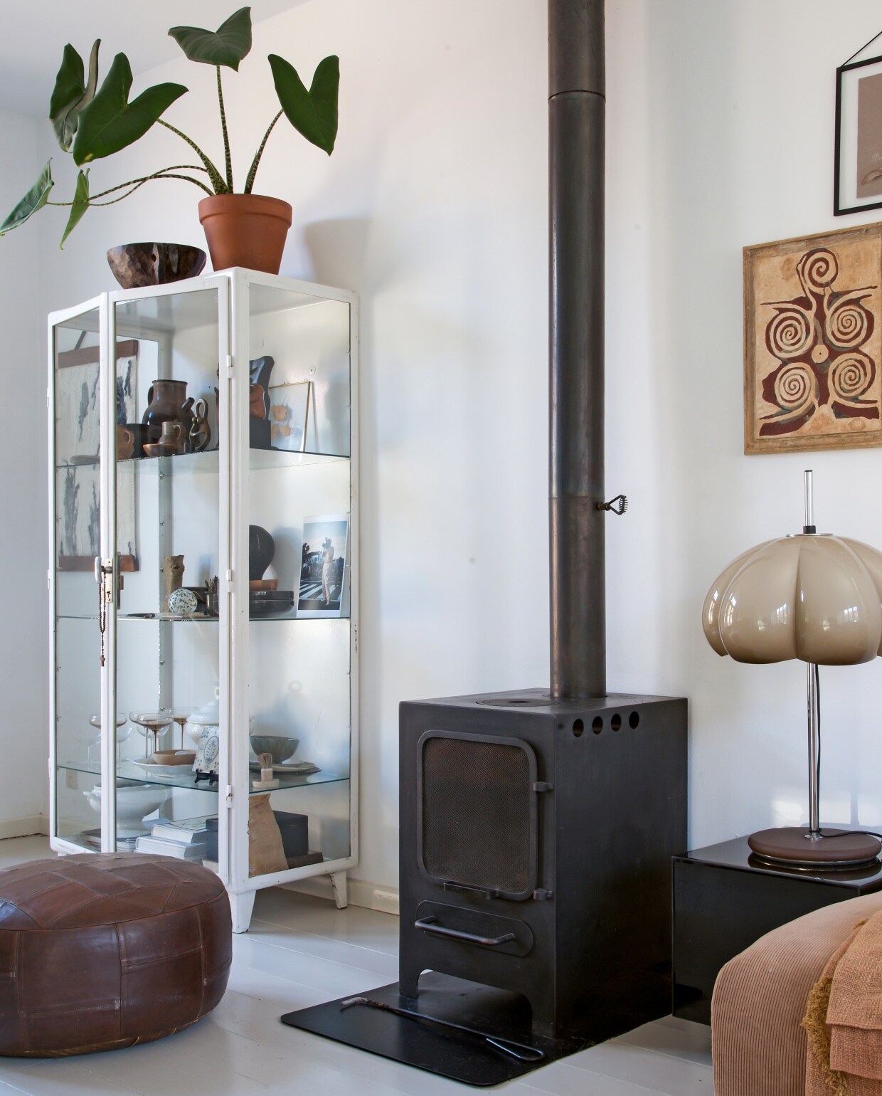 Eettafel Neef Louis Design, eetstoelen Revolt Ahrend, houten stoel erfstuk, oude politiebureaustoel rommelmarkt New York, rode vaas Hema, kunstwerk Salvor, vloer zandcement met twee componenten hoogglanslak, kleed The Souks, boekenkast DasGaaf, vazen op de kast vintage vondsten, koekoeksklok overgebleven na een fotoshoot, overige spullen in de kast herkomst onbekend. vtwonen 09-2021 | binnenkijken | Styling José Spaans | Fotografie Barbara groen | Tekst Anne van den Dool