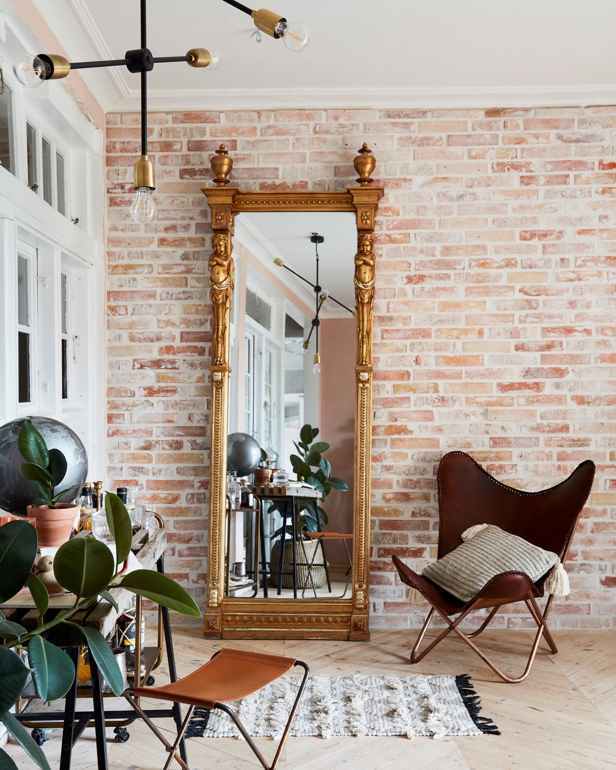 Spiegel antiek. Vergelijkbare vlinderstoel Eigentyds. Kleed uit Marokko. Lamp House Doctor. vtwonen 12-2021 | productie Living Stories | styling Pia Olsen | fotografie Stine Christiansen