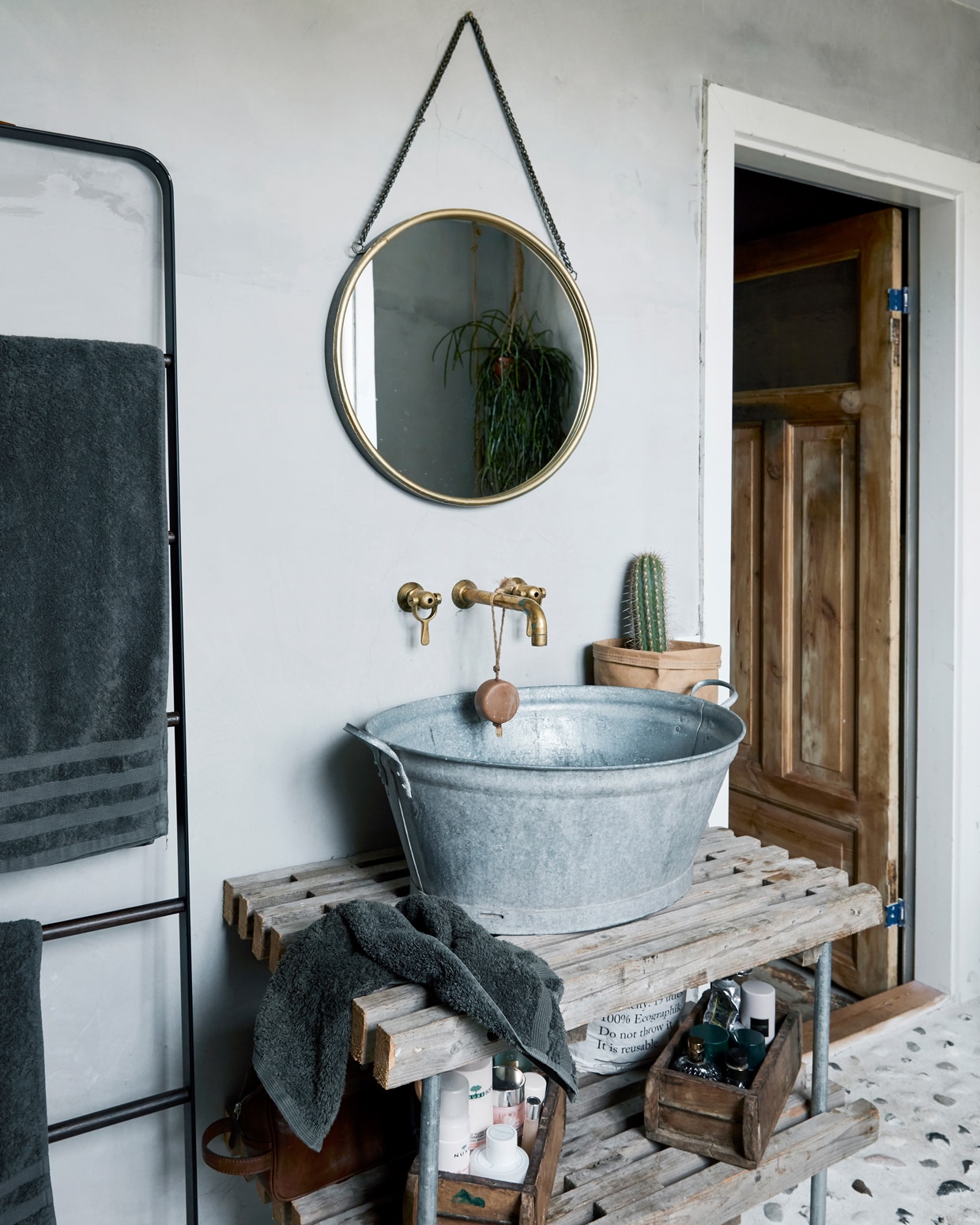 Wastafelmeubel en zinken tobbe vintage. Handdoekrek Menu. Spiegel Ilva. Vergelijkbare kraan BadenBaden. vtwonen 12-2021 | productie Living Stories | styling Pia Olsen | fotografie Stine Christiansen