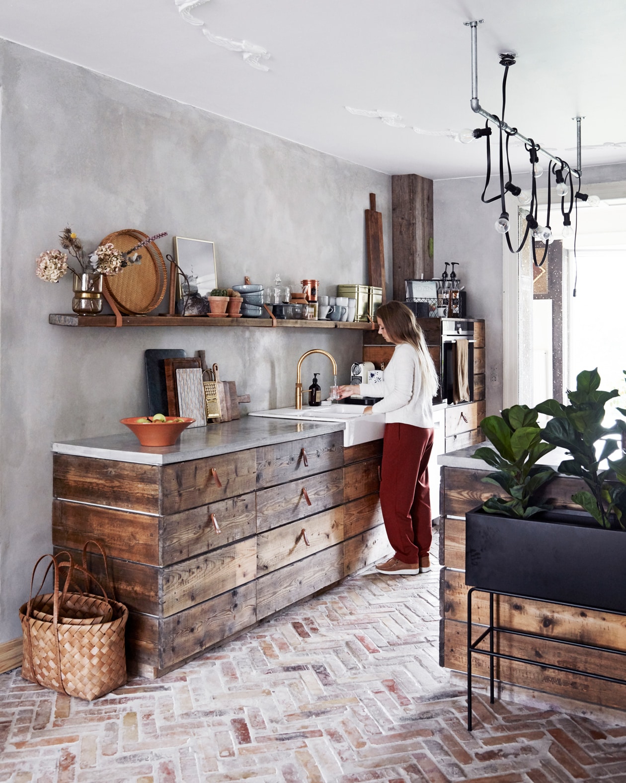 Keuken Ikea. Deuren en plank van steigerplanken maatwerk. Vaas Søstrene Grene. Print in lijst Desenio. Fruitschaal uit Mallorca. Snijplanken Skagerak, H&amp;M Home. Tegelsamples File under Pop. Lichtsnoer aan buizen House Doctor. Plantenbak Ferm Living. Overig herkomst onbekend. vtwonen 12-2021 | productie Living Stories | styling Pia Olsen | fotografie Stine Christiansen