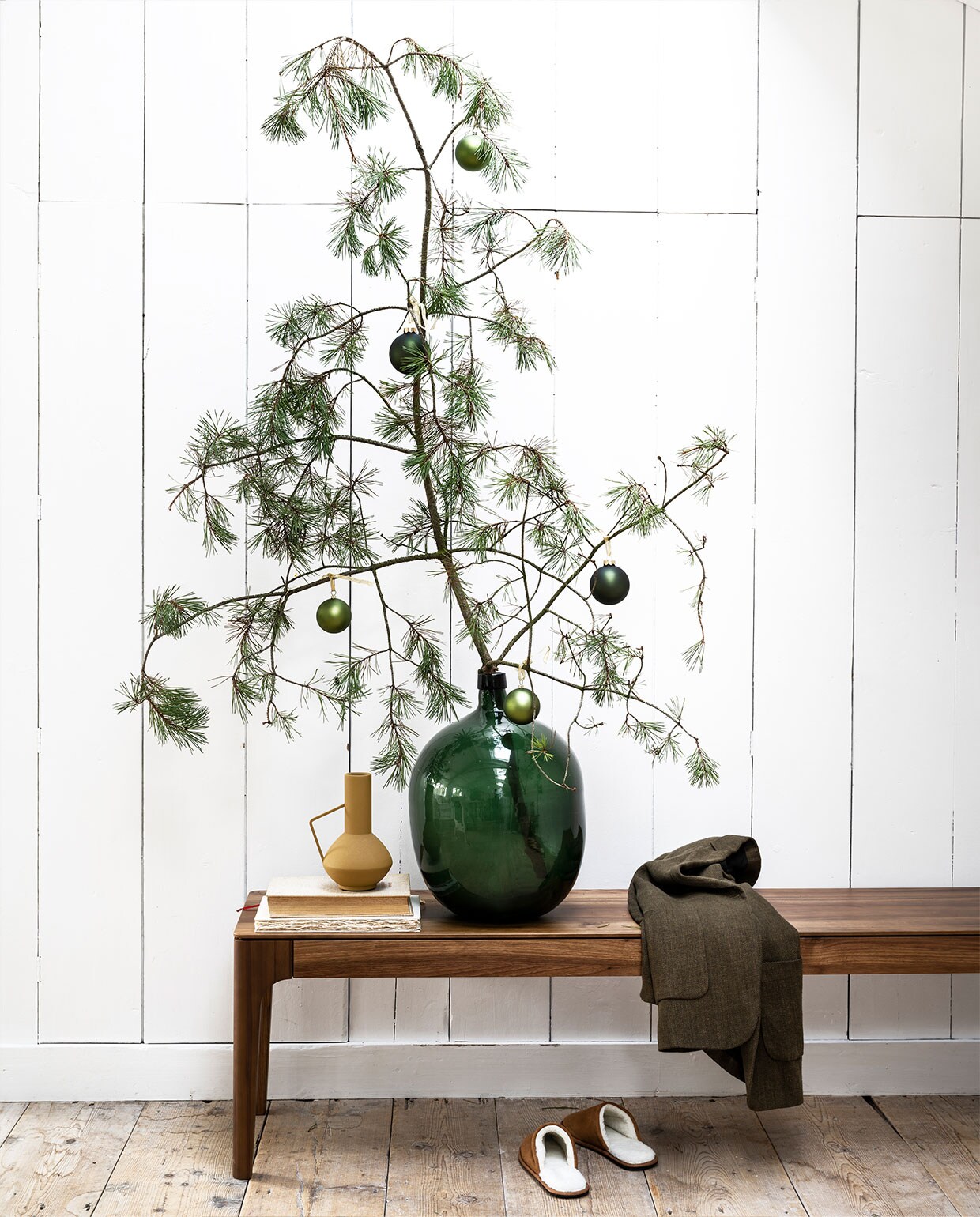 Walnoothouten bank Rikke van Sav &amp; Økse € 685,- (demachinekamer.nl). Vaas € 24,90 (nijhofbaarn.nl). Colbertjas € 39,95, suède sloffen € 29,99 (zara.com). Kerstballen vanaf € 1,89 (intratuin.nl).Overig privébezit. vtwonen 12-2021 | styling Moniek Visser | fotografie Stan Koolen | assistentie Sanne Kiesling