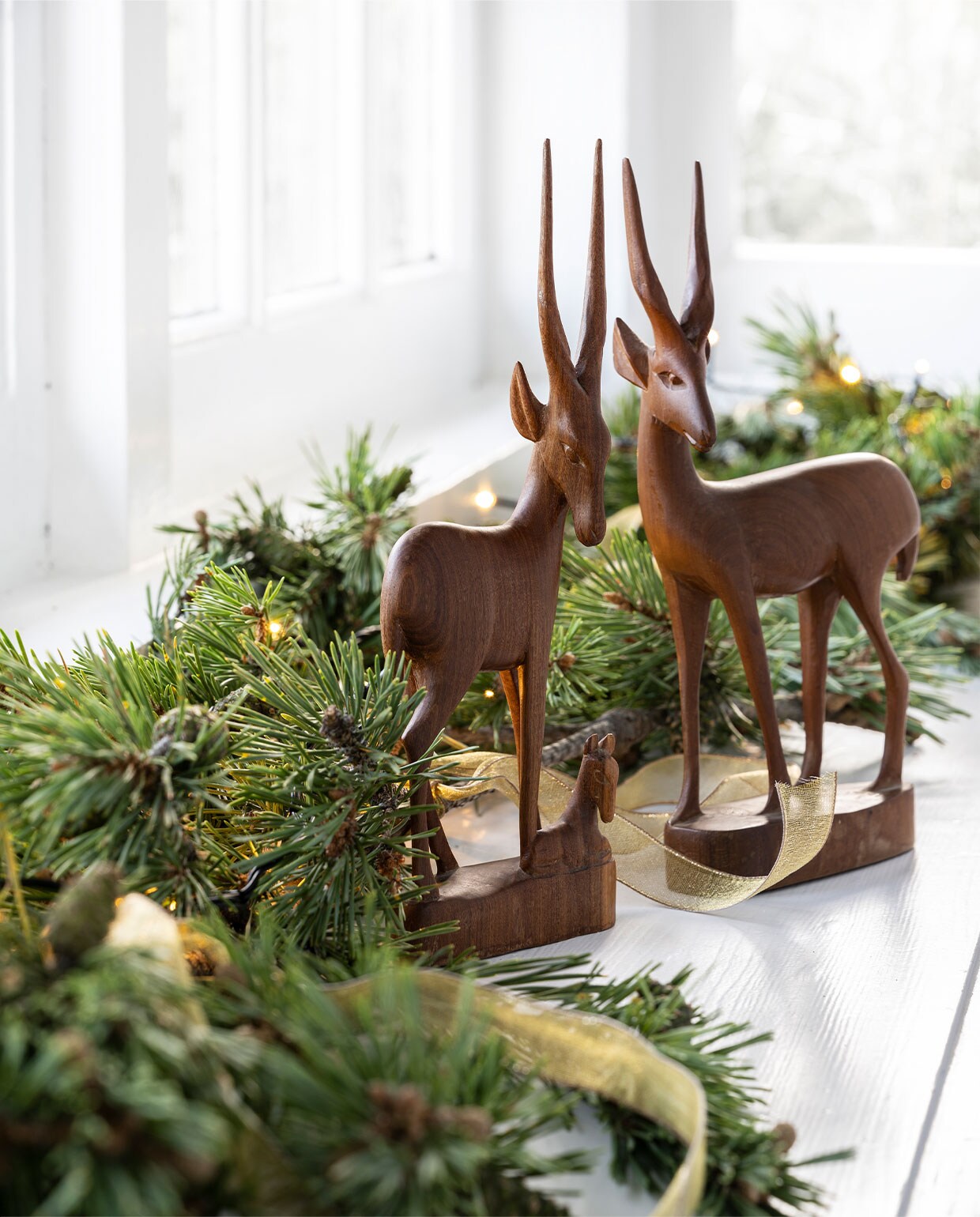 Takken dennengroen nobilis (bloemist of tuincentrum). Lint € 1,50 (hema.nl). Overig privébezit. vtwonen 12-2021 | styling Moniek Visser | fotografie Stan Koolen | assistentie Sanne Kiesling