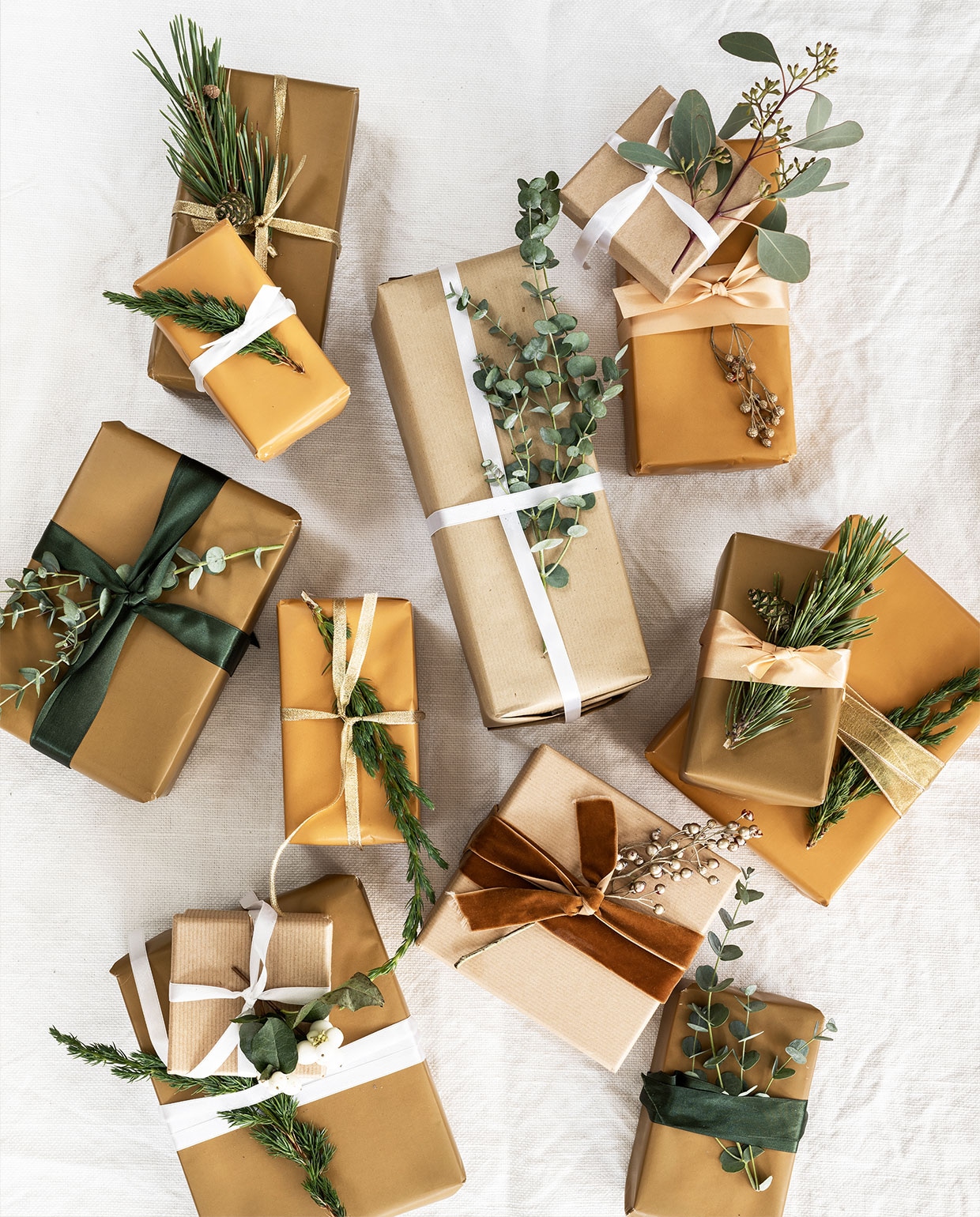 Cadeaupapier, per rol € 2,99 (alternote.nl). Kaftpapier Kraft, per 3 rollen € 2,- (hema.nl). Lint prijs op aanvraag (jandegrotekleinvakman.nl, , karteris.nl). Takken eucalyptus, cipres, nobilis en goud gespoten besjestakken via bloemist of tuincentrum. vtwonen 12-2021 | styling Moniek Visser | fotografie Stan Koolen | assistentie Sanne Kiesling