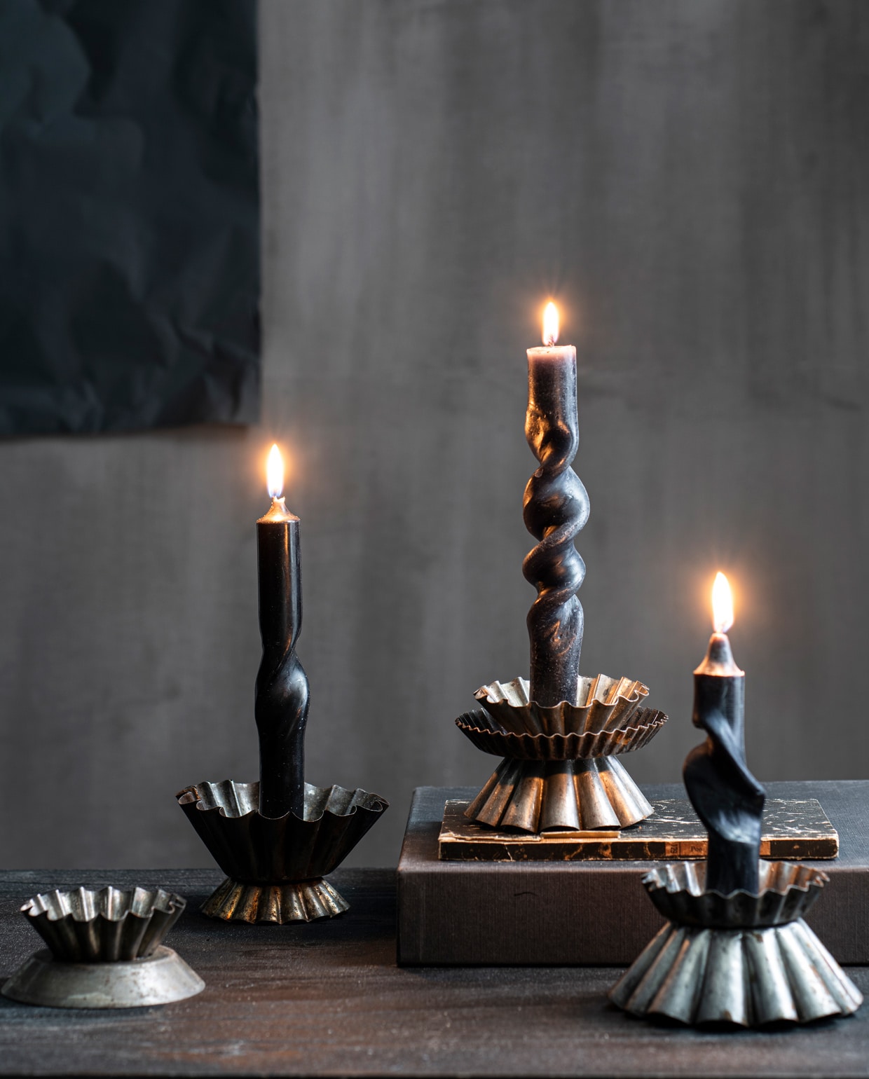 Op de wand kalkverf in kleur Black Smoke van Fresco (pure-original.nl). Bakvormen (jolandelijk.nl). Overig privébezit. vtwonen 13-2021 | productie &amp; styling Marlies Does | fotografie Louis Lemaire