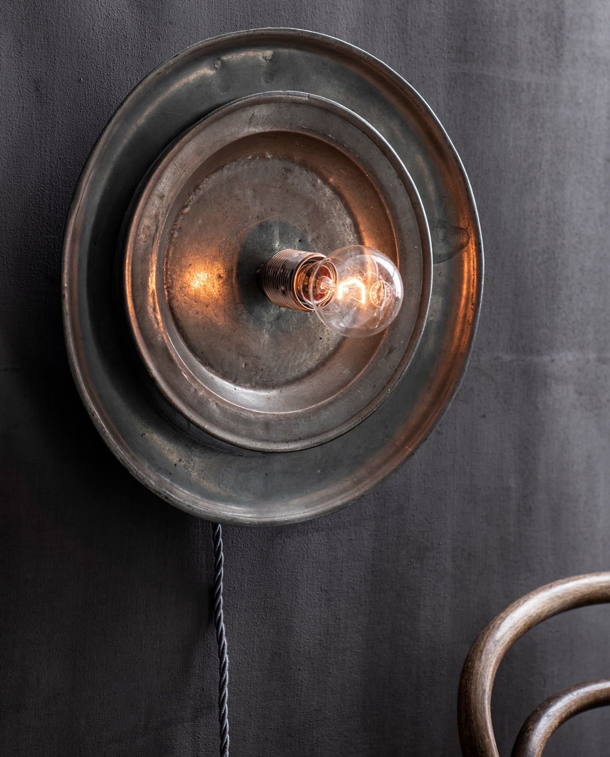Op de wand kalkverf in kleur Black Smoke van Fresco (pure-original.nl). vtwonen 13-2021 | productie &amp; styling Marlies Does | fotografie Louis Lemaire