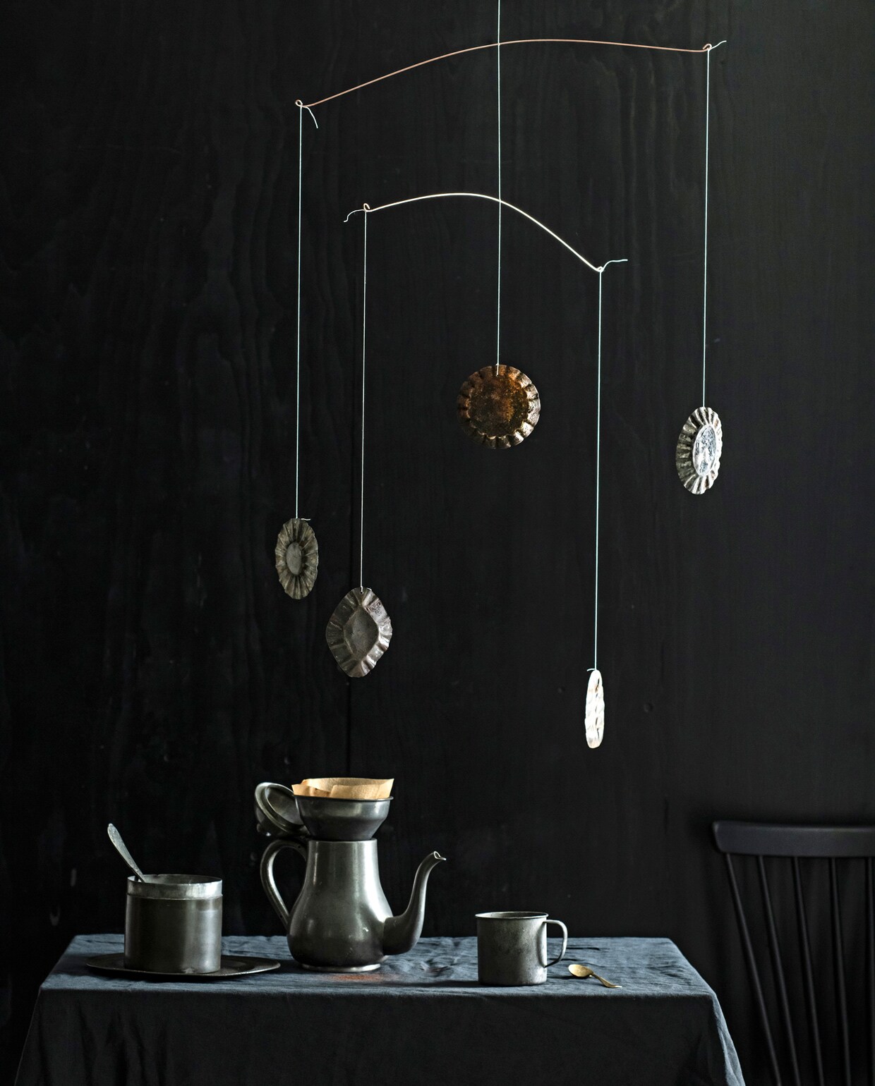 Op de wand kalkverf in kleur Black Smoke van Fresco (pure-original.nl). Tinnen mok, suikerpot, theepot en bakvormen (jolandelijk.nl). Linnen tafelkleed (hm.com). Overig privébezit. vtwonen 13-2021 | productie &amp; styling Marlies Does | fotografie Louis Lemaire