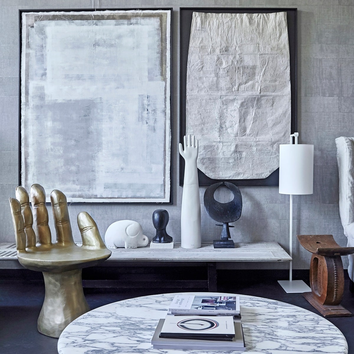Behang Atelier d’Artiste Elitis via Loggere Wilpower. Gouden stoel/hand Pols Potten, stalamp Serge Mouille. Tafel antiek luik met los vintage onderstel. Witte olifant en witte hand vintage via It Flinkeboskje, overige vintage accessoires en Japanse vintage rijstzak in zwarte baklijst via Nrdrhvn91. Zwart Object Ming Stylemeister. Schilderij Laura de Wilde. Tafel op voorgrond Knoll. vtwonen 02-2021 | styling Marianne Luning | fotografie Tjitske van Leeuwen